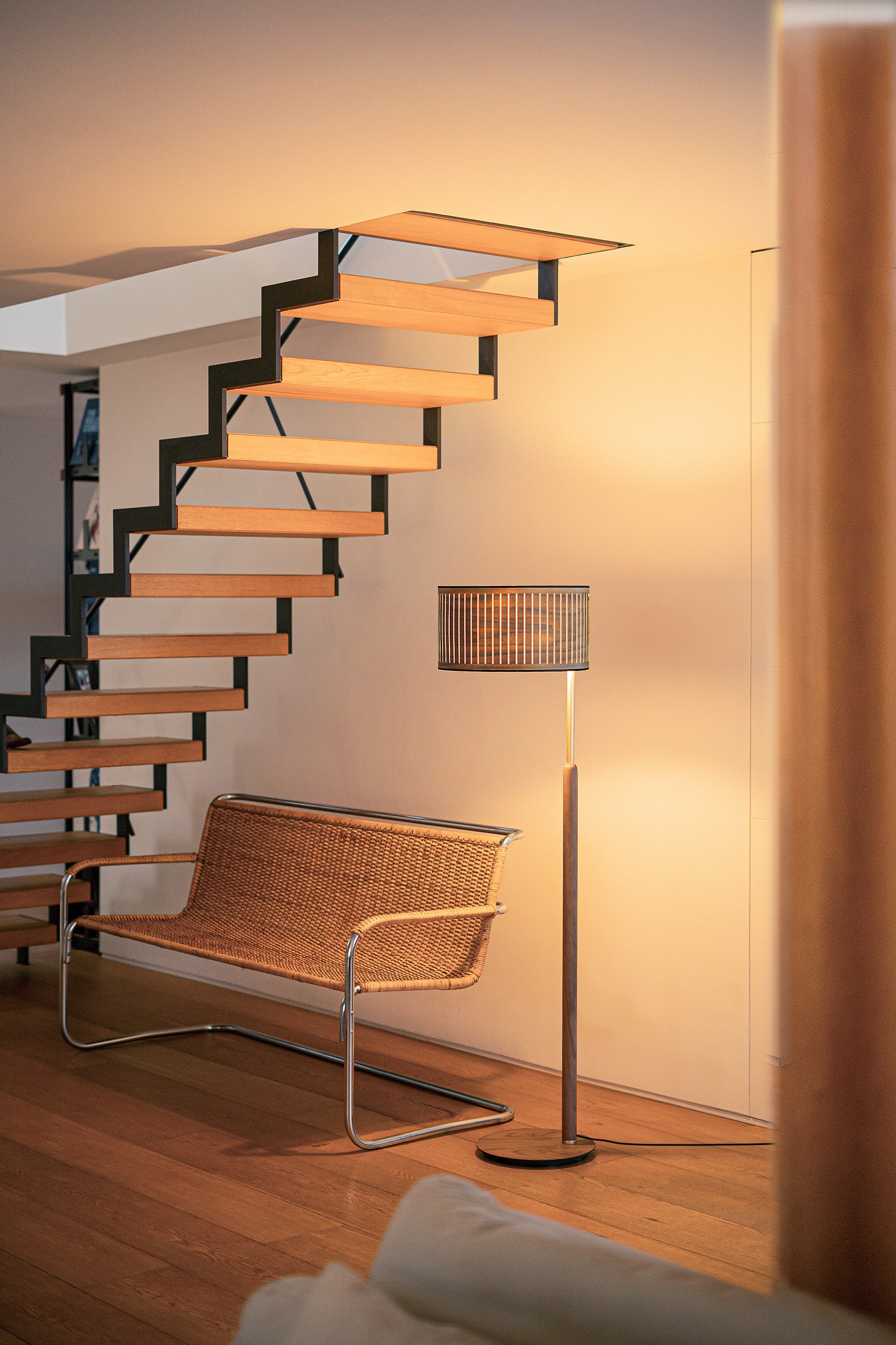 Vloerlamp AUTUMN notenhout