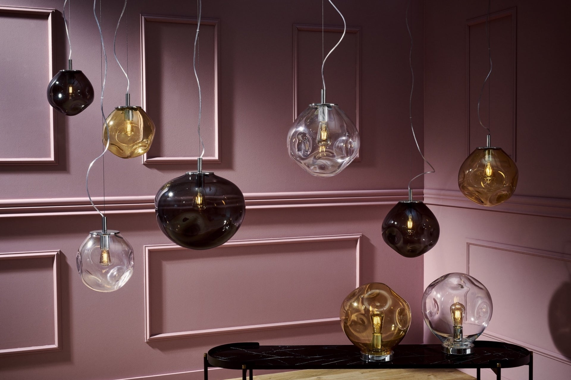 Hanglamp AVIA amber met zilveren afwerking