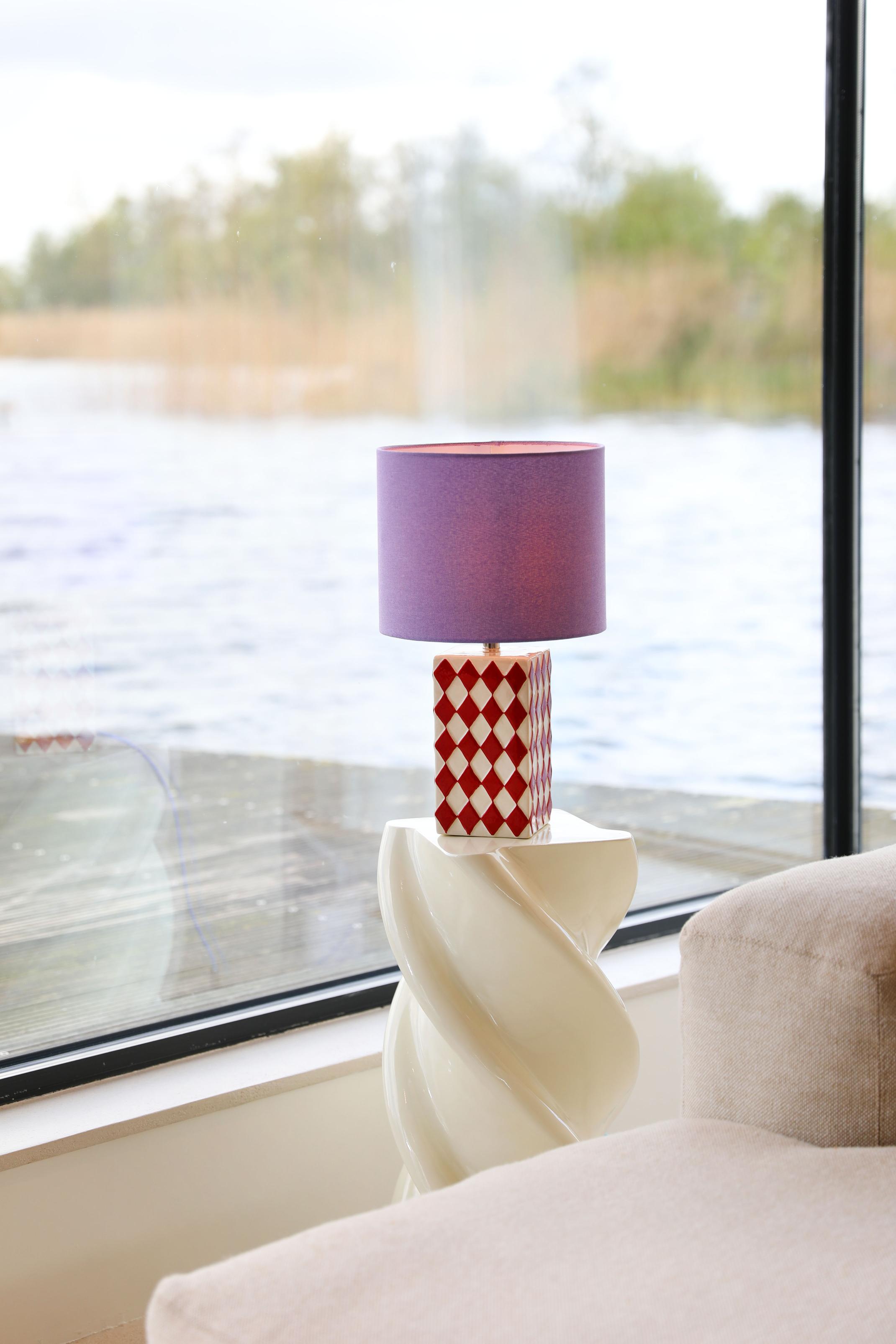 STREAK table lamp in red and white with a purple shade