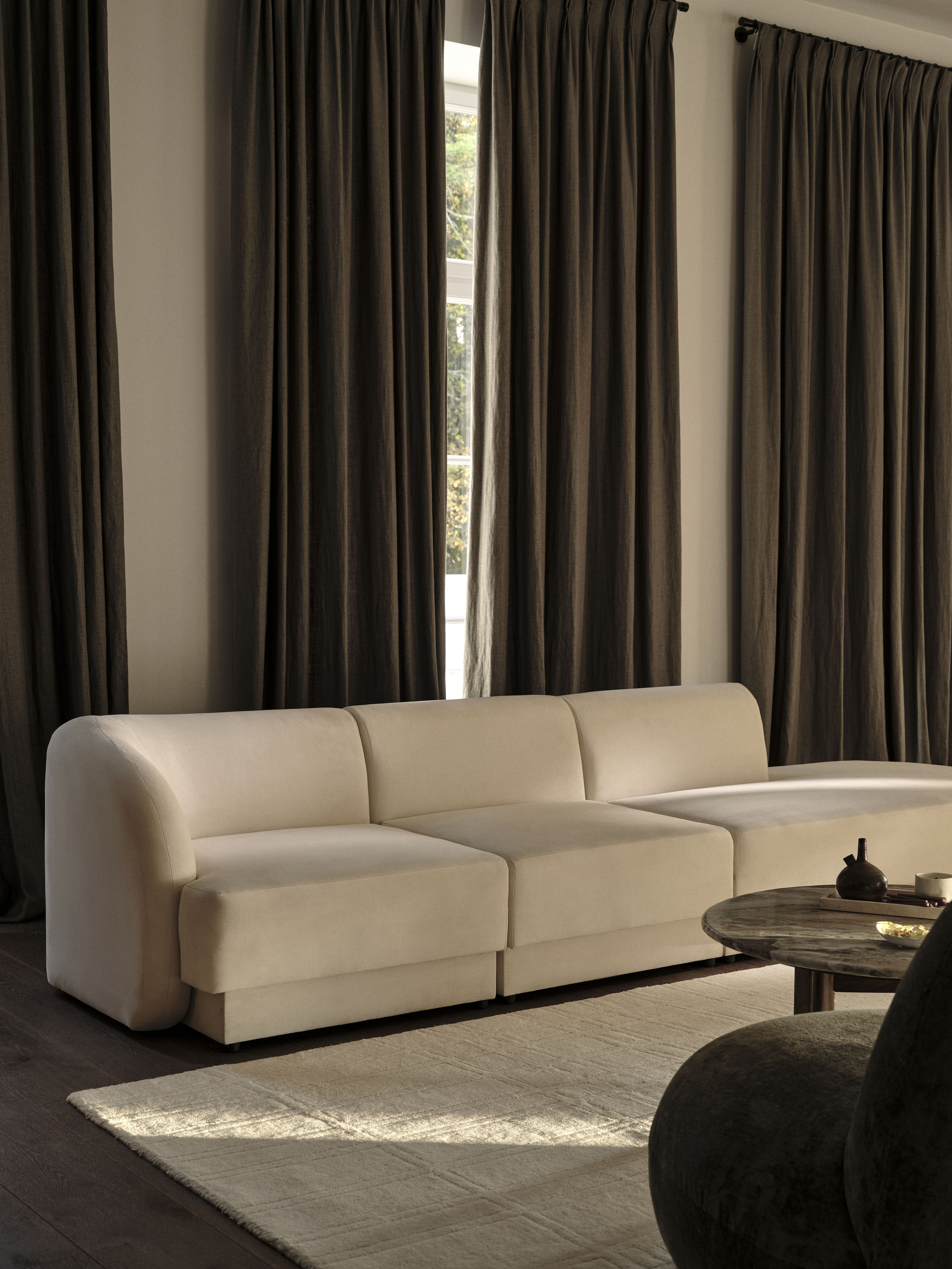 Modulares Sofa links mit Tisch, 4-sitzig, samt MILEY, hellgrau