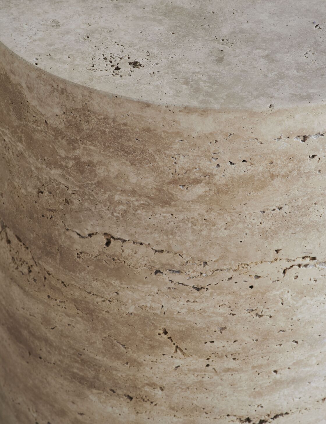 Vloerlamp ACORN beige met een voet van crèmekleurig beton