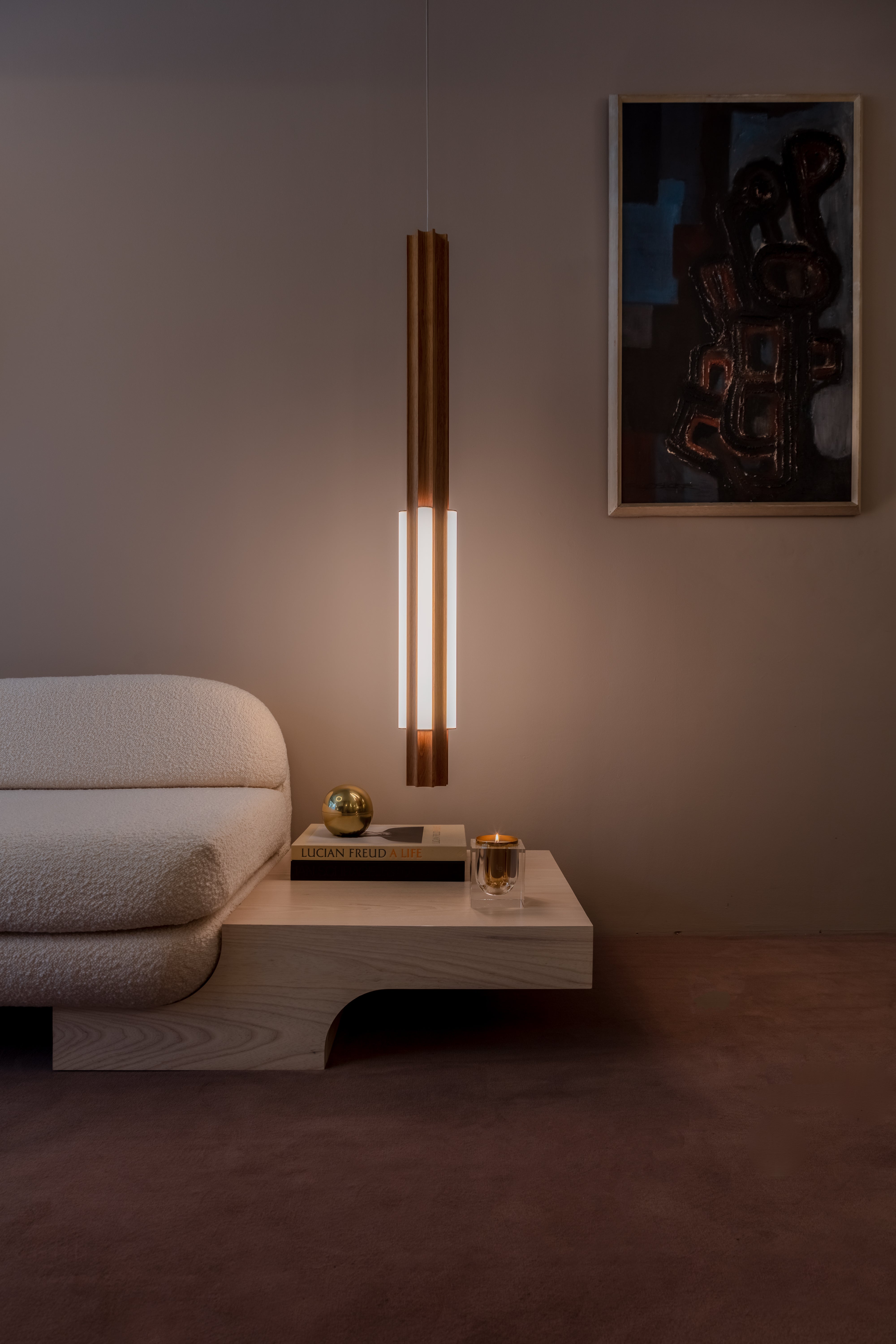 Hanglamp ALTAR TALL van eikenhout met een messing afwerking
