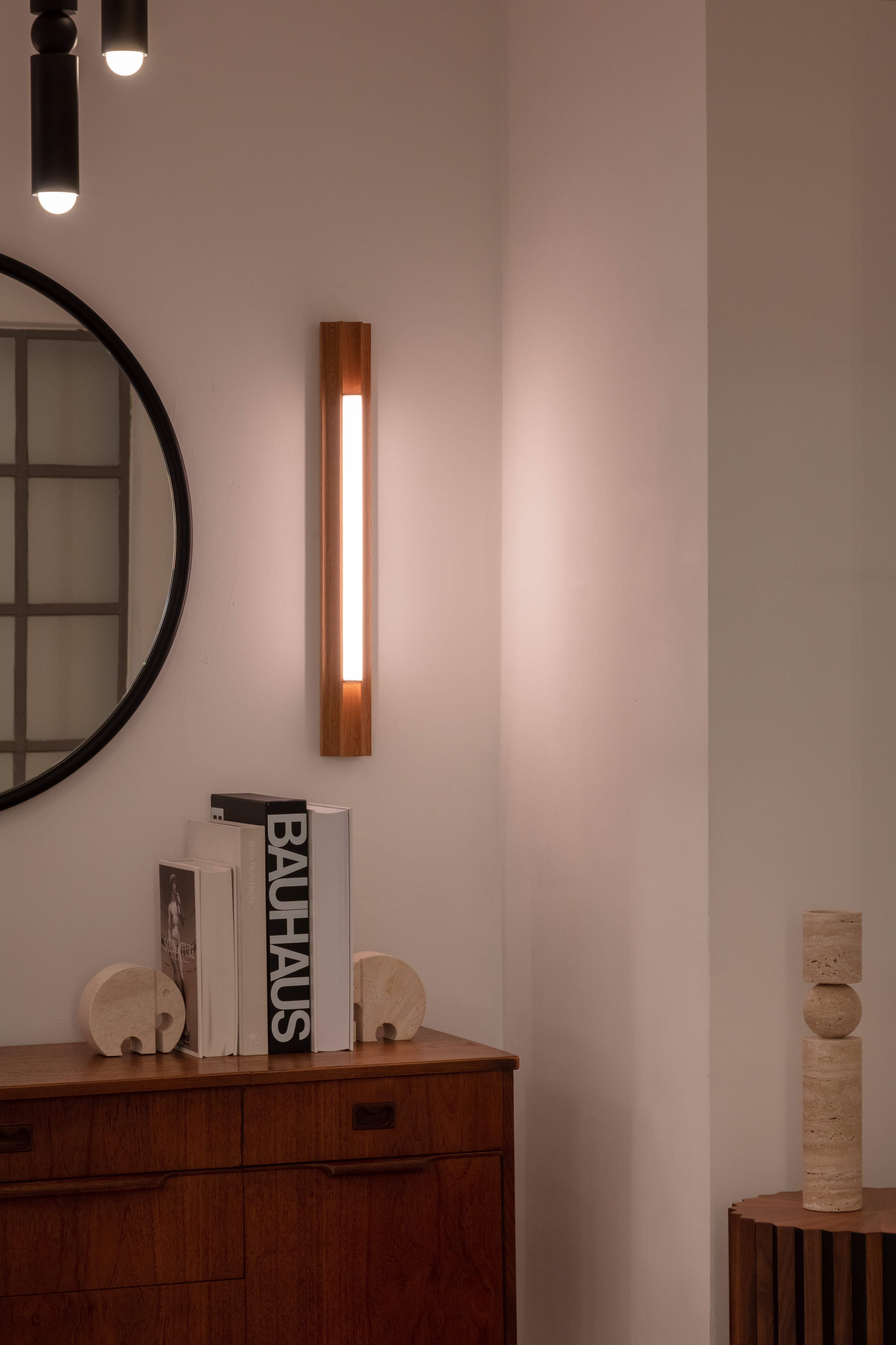 Wandlamp ALTAR van eikenhout met messing afwerking
