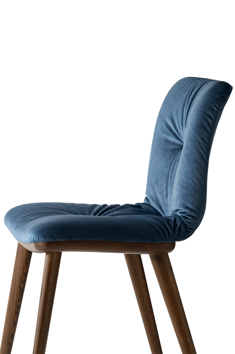 Krzesło ANNIE SOFT tapicerowane z ciemną drewnianą podstawą do jadalni – Calligaris