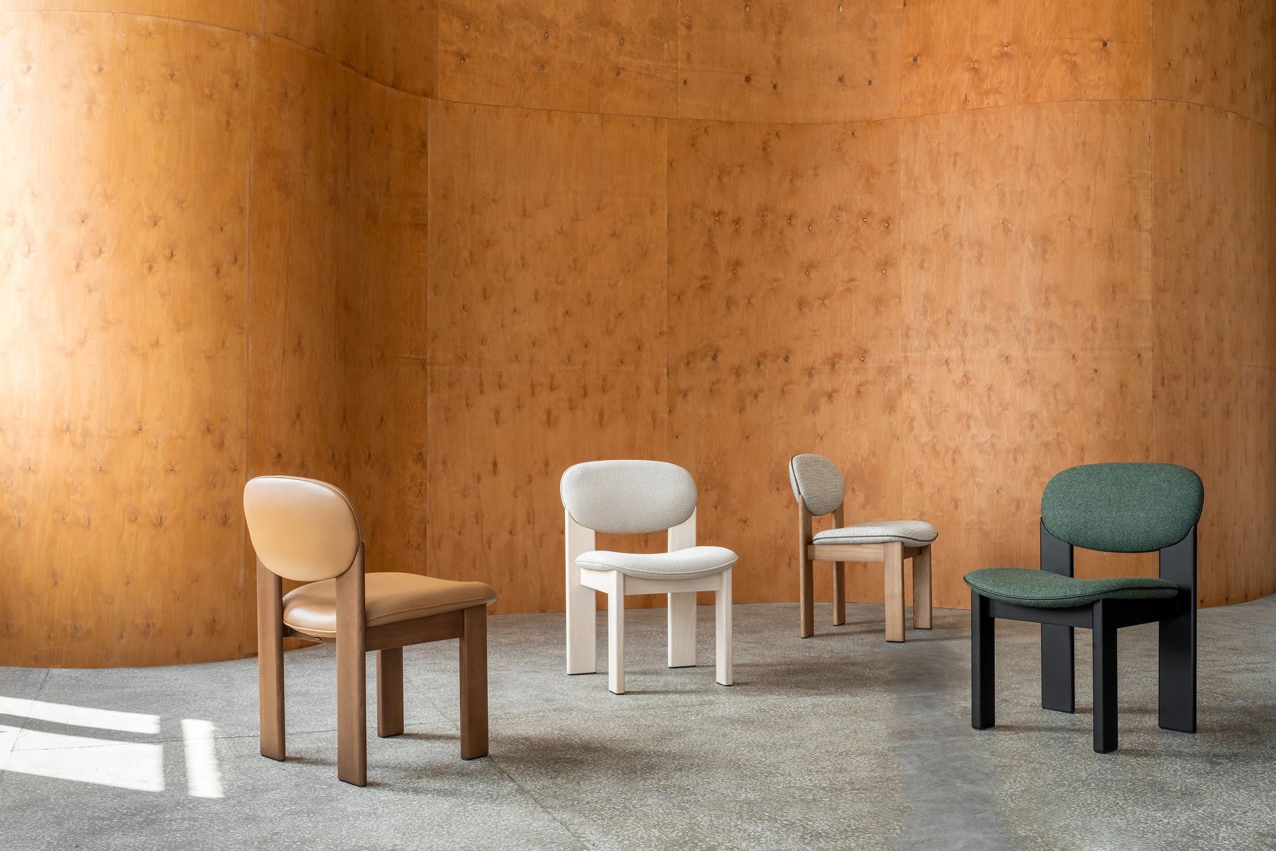 Gestoffeerde ARCHIPEN stoel met zwarte essen basis