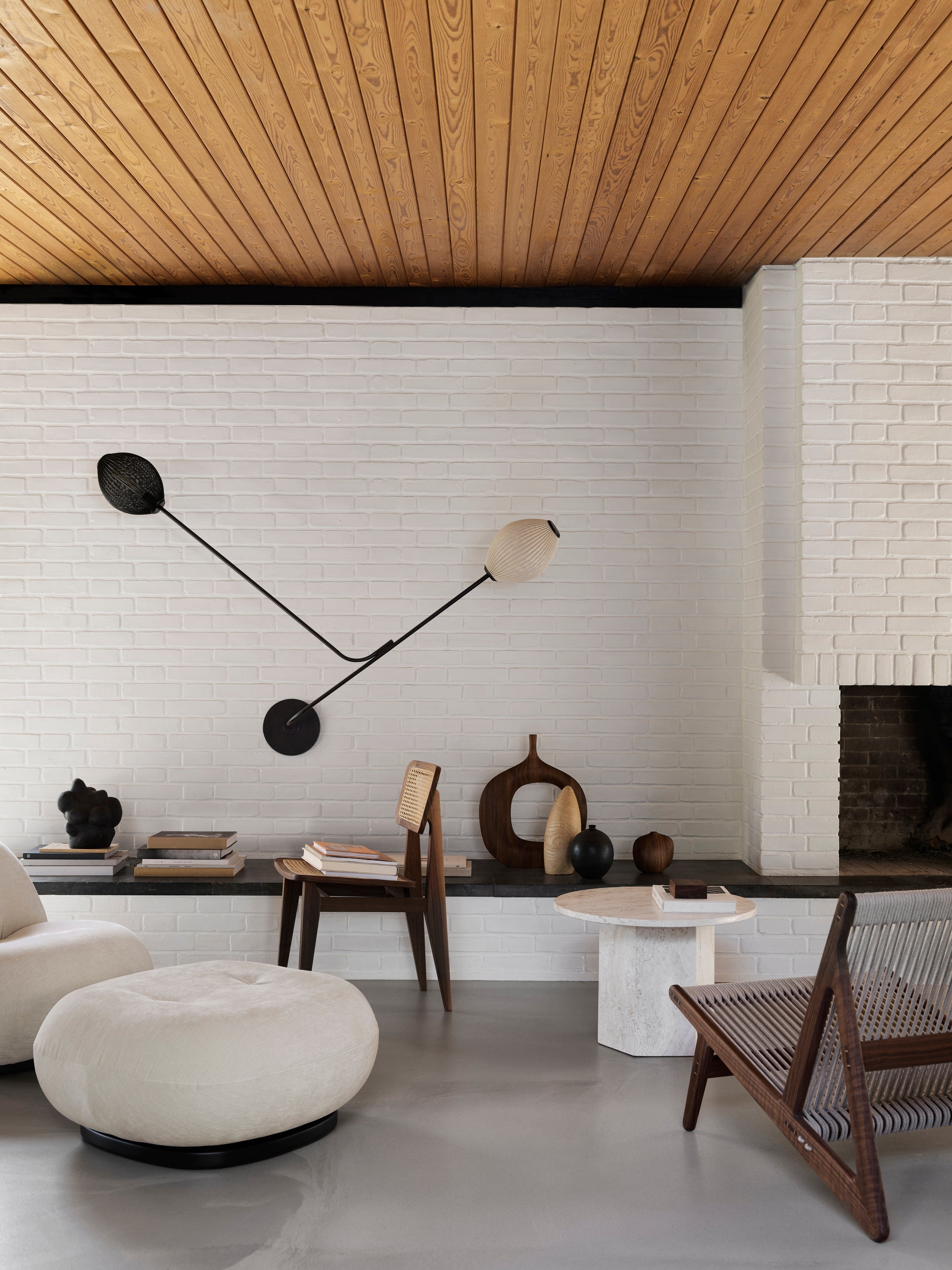 Satellite two-point lamp with arm, white with black