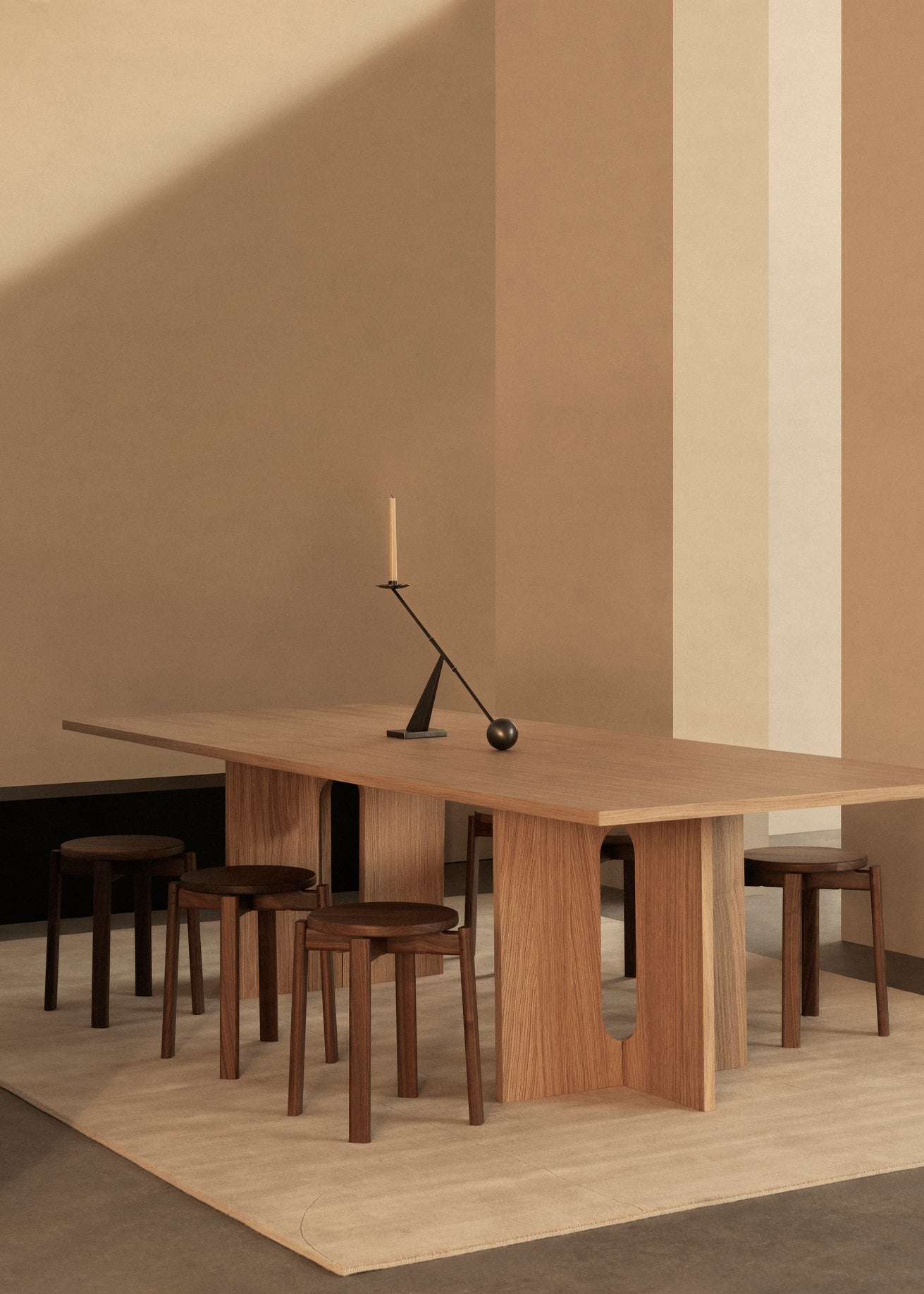 Stół ANDROGYNE fornir dębowy do jadalni – styl minimalistyczny