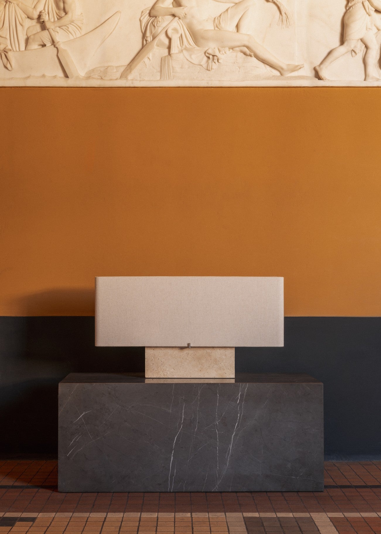 Tafellamp NONNA met een basis van travertijn en een linnen kap