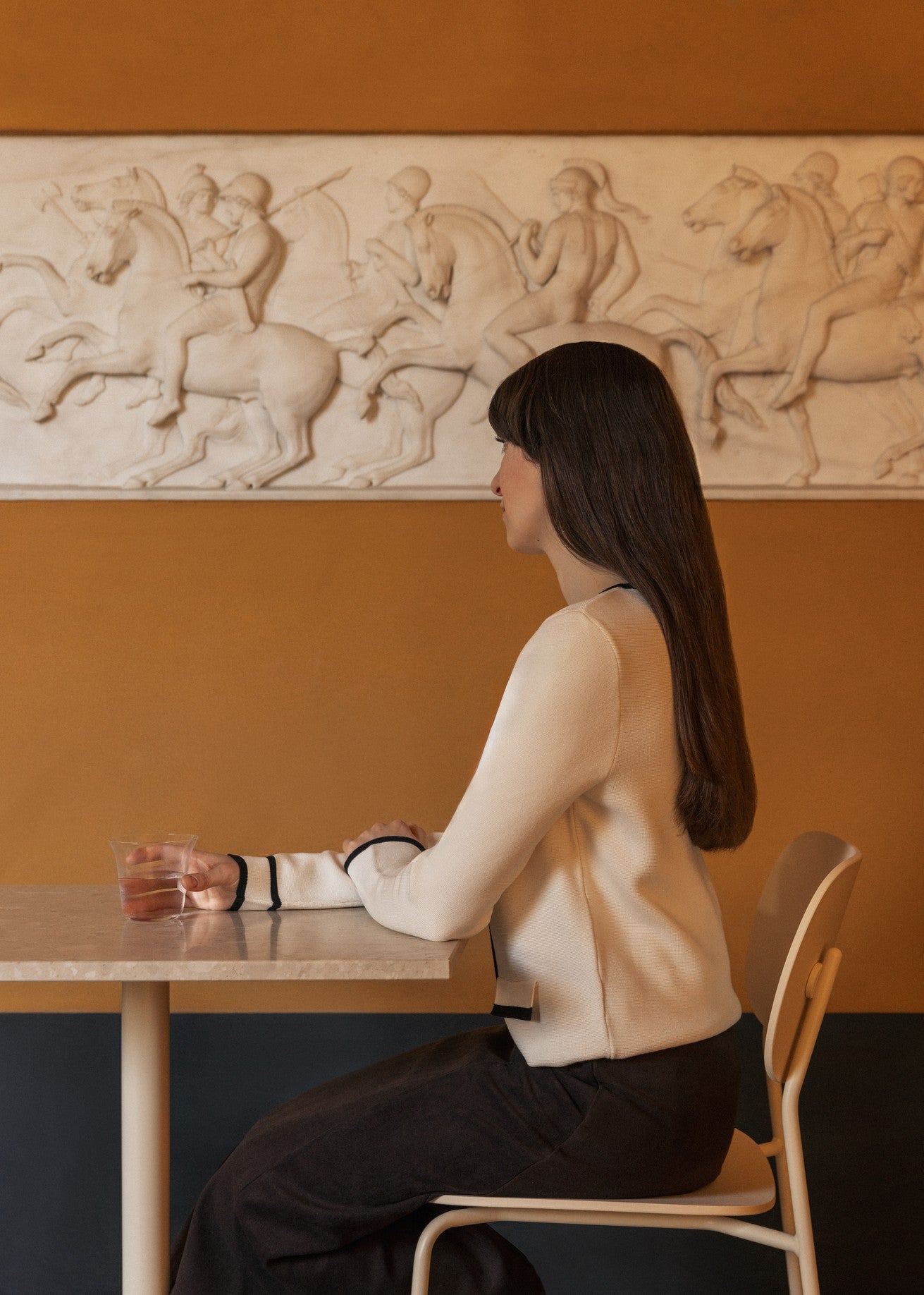 Stół okrągły kawiarniany NOOK czarny fornir dębowy z oliwkową podstawą