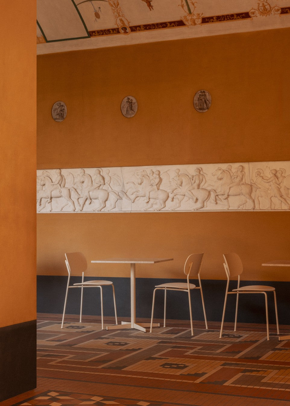 Stół kawiarniany NOOK beżowy kamień z czarną podstawą