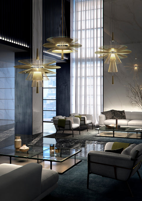 Schwerkraft und goldene Hängelampe