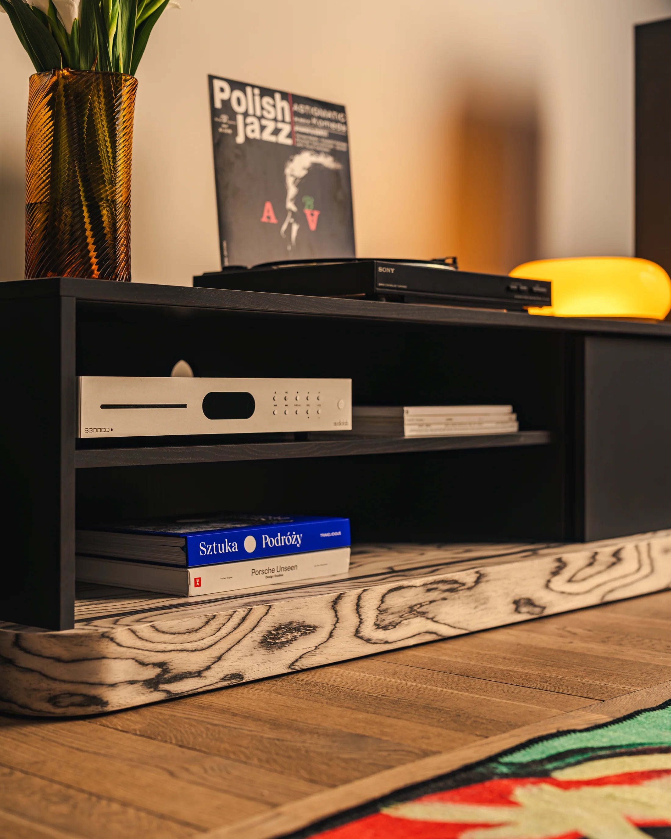 RTV-Schränke BAS Sottsass und krächzendes Schwarz