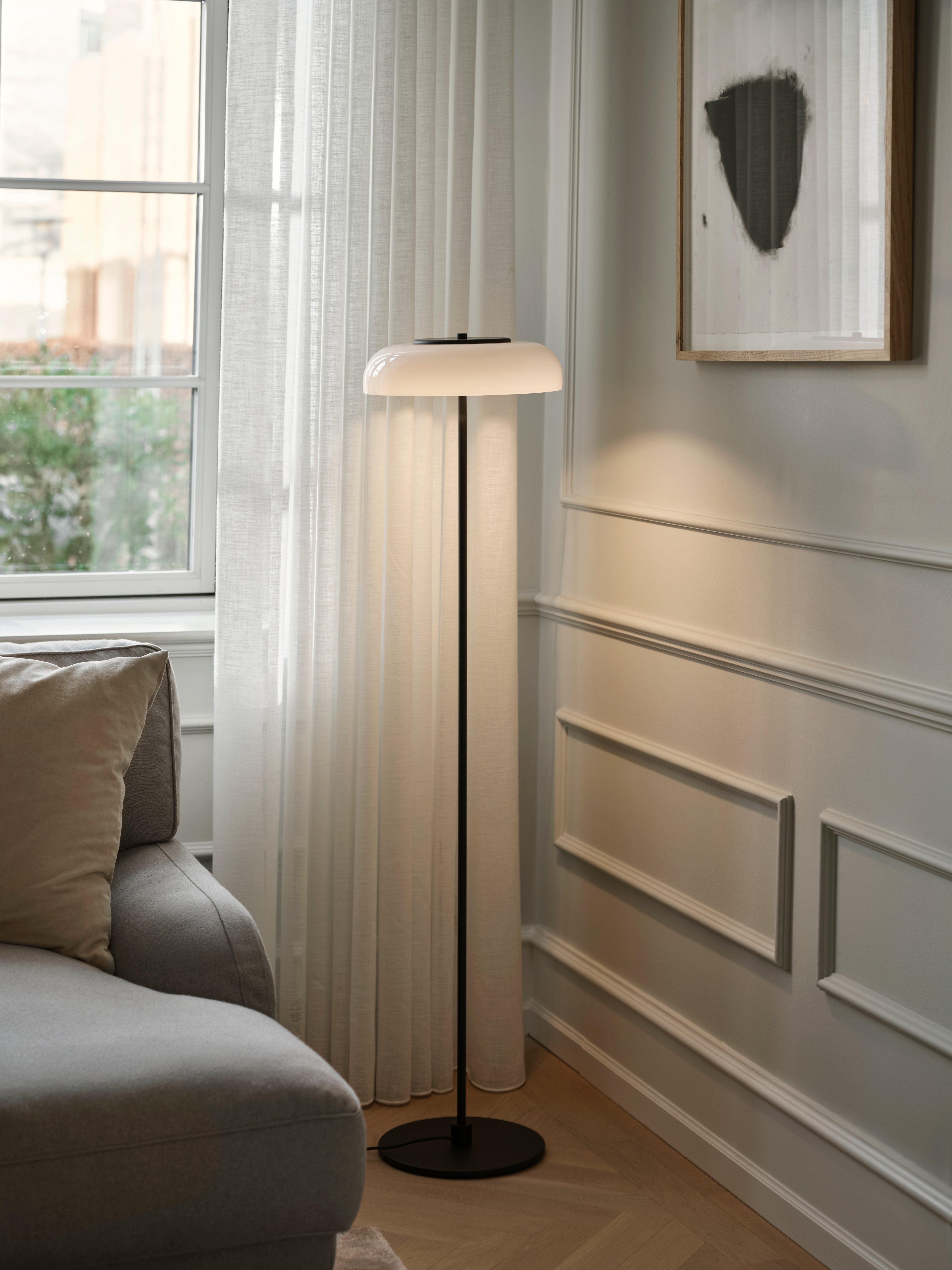 Lampa podłogowa BLOSSI czarny z opalowym szkłem – szkło