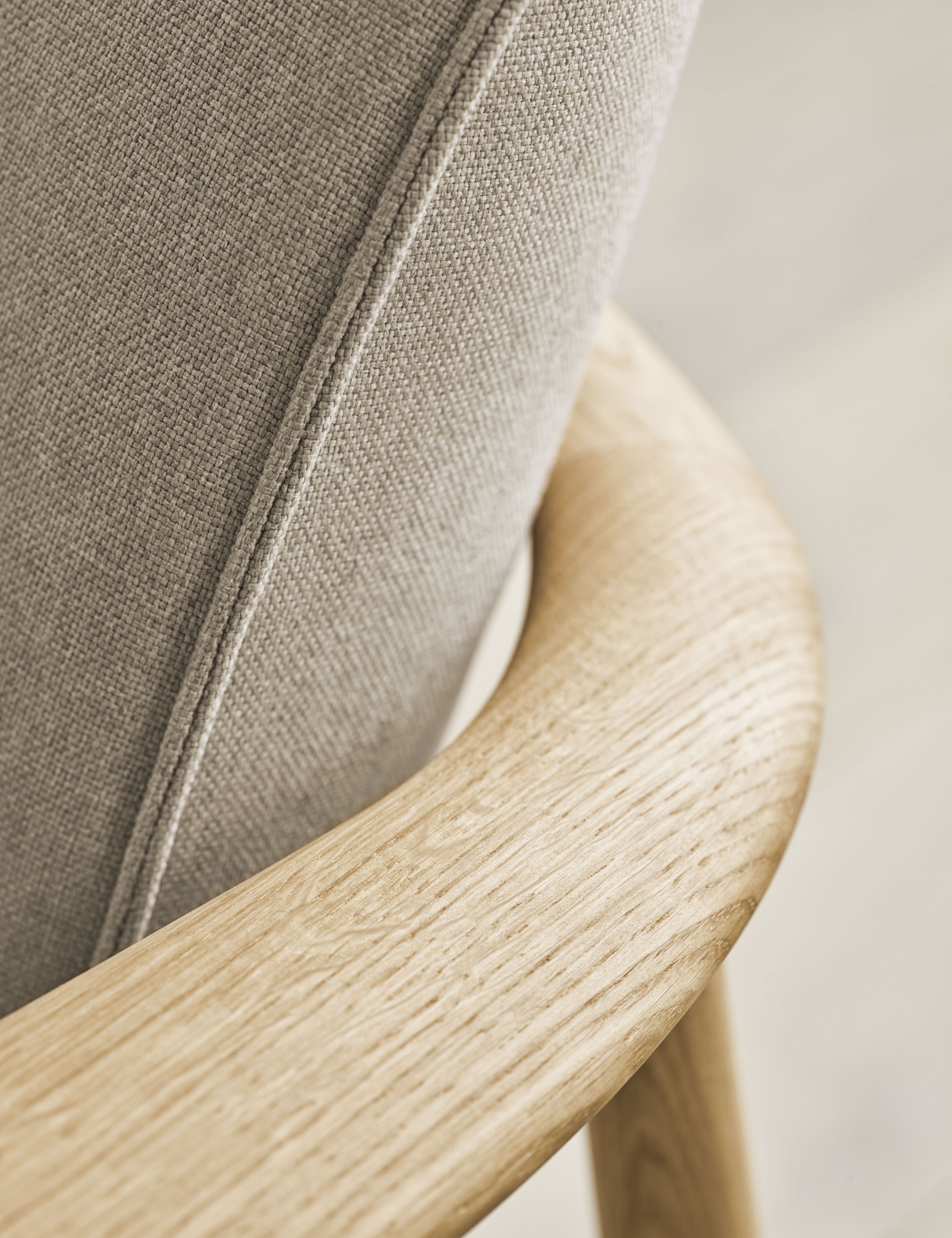 BOWIE fauteuil met een basis van donker eikenhout