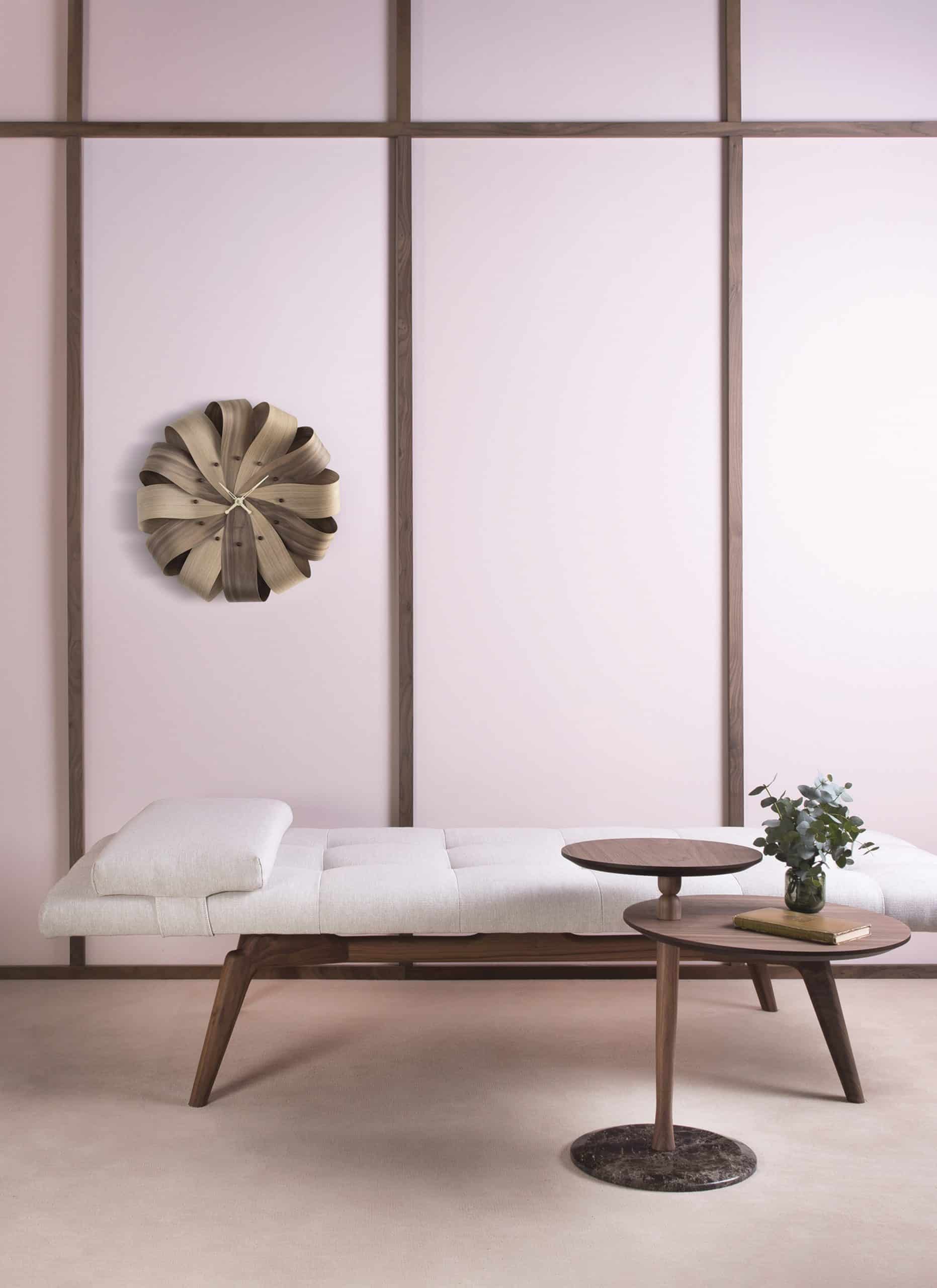 Wandklok BRISA van notenhout met eikenhout en messing afwerking