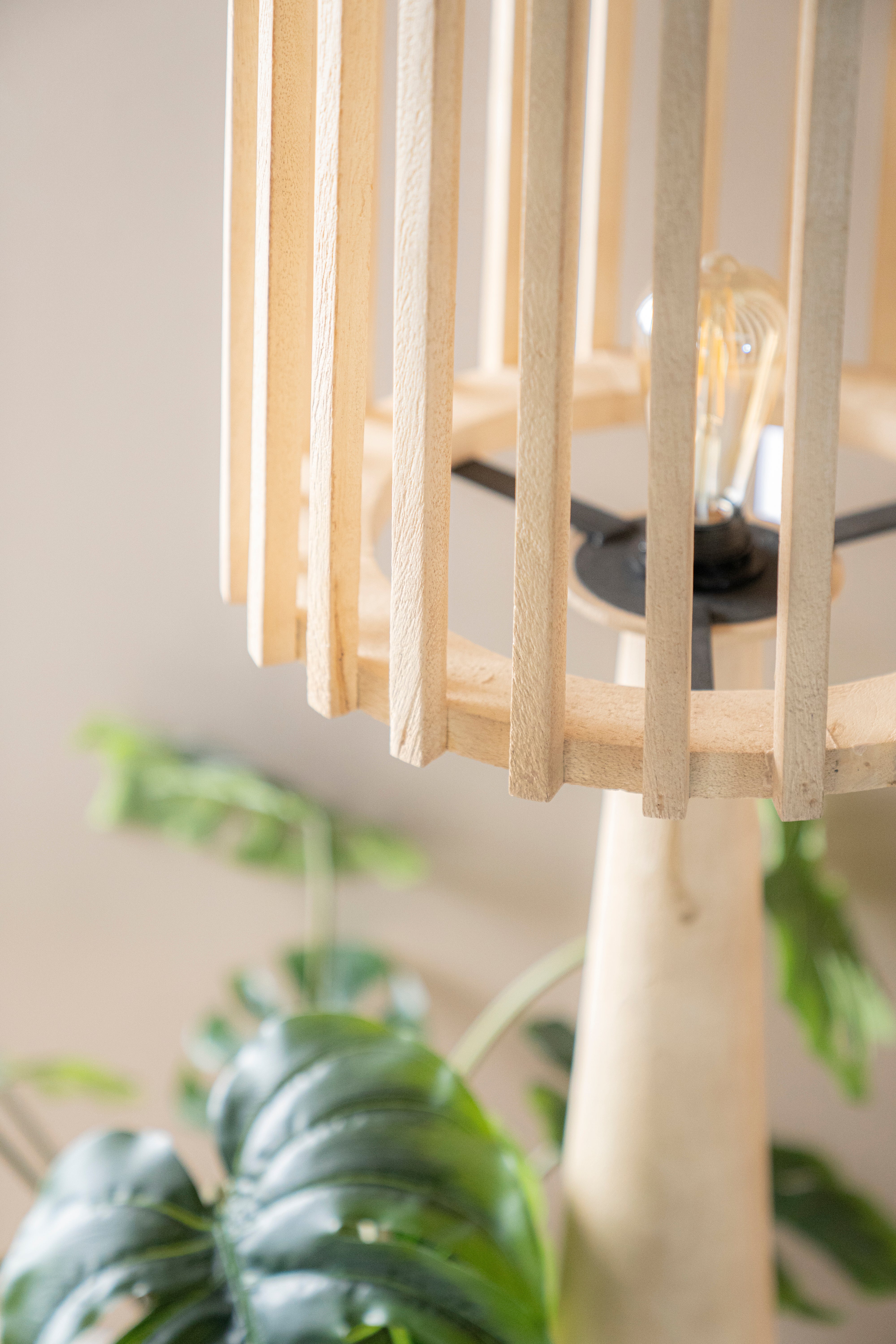 Stehlampe GUARD aus Mangoholz