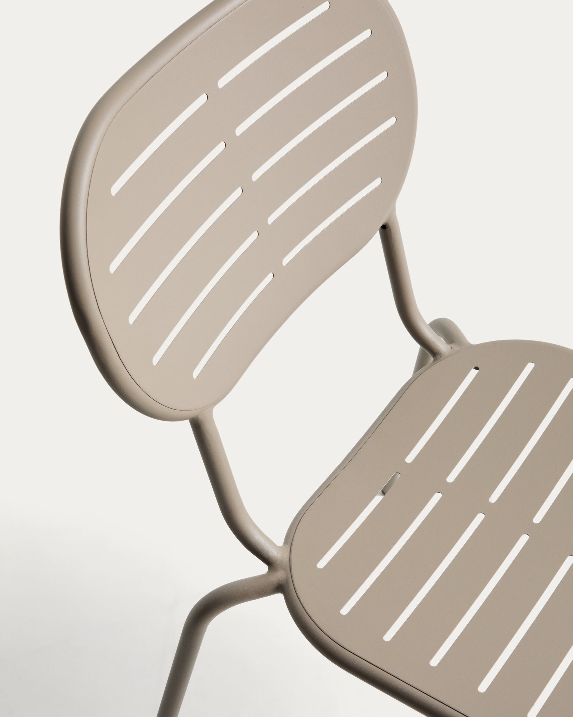 Krzesło ogrodowe BRAI taupe na taras i do ogrodu – styl minimalistyczny