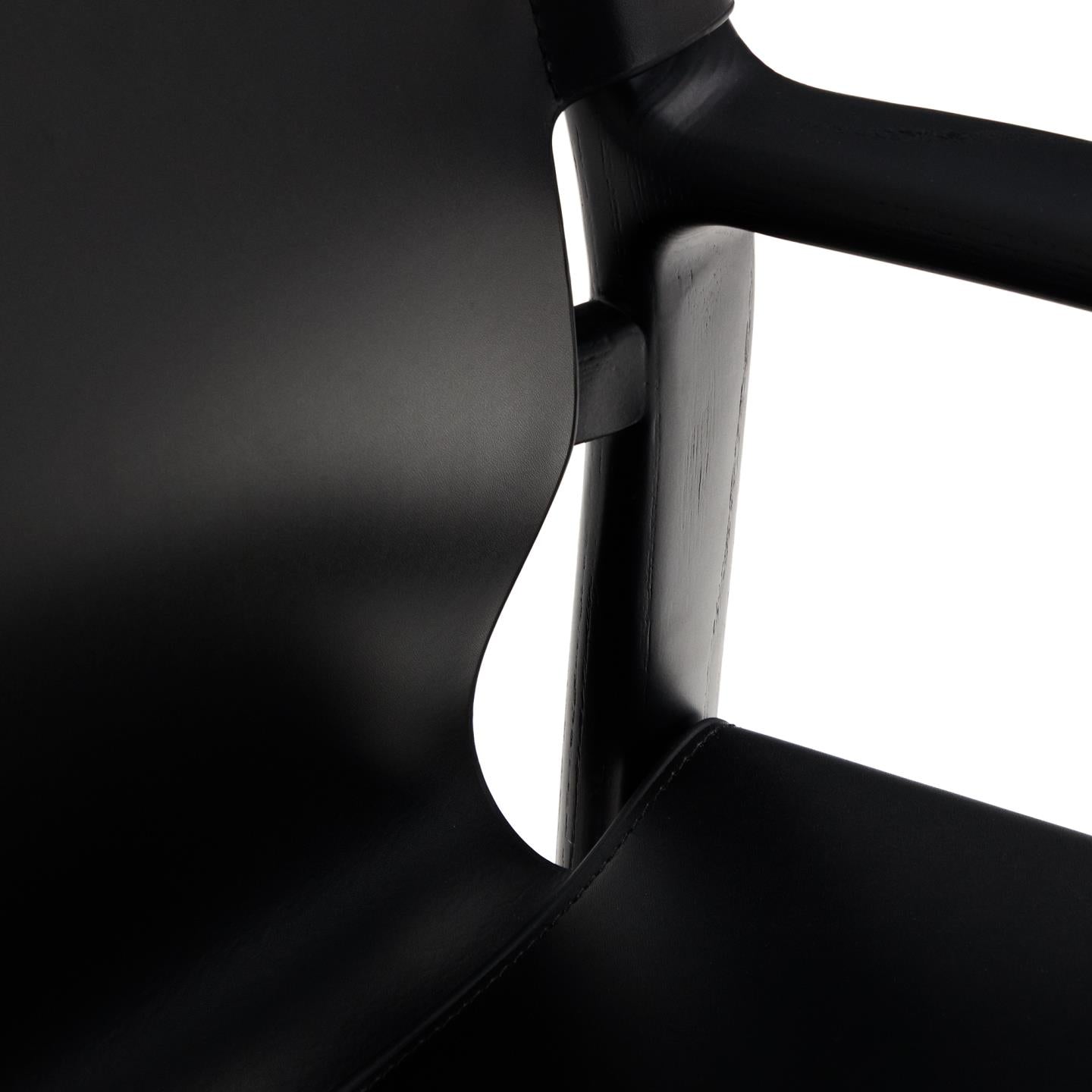 JAN Stuhl Schwarzes Recyclingleder mit schwarzem Eschenholz