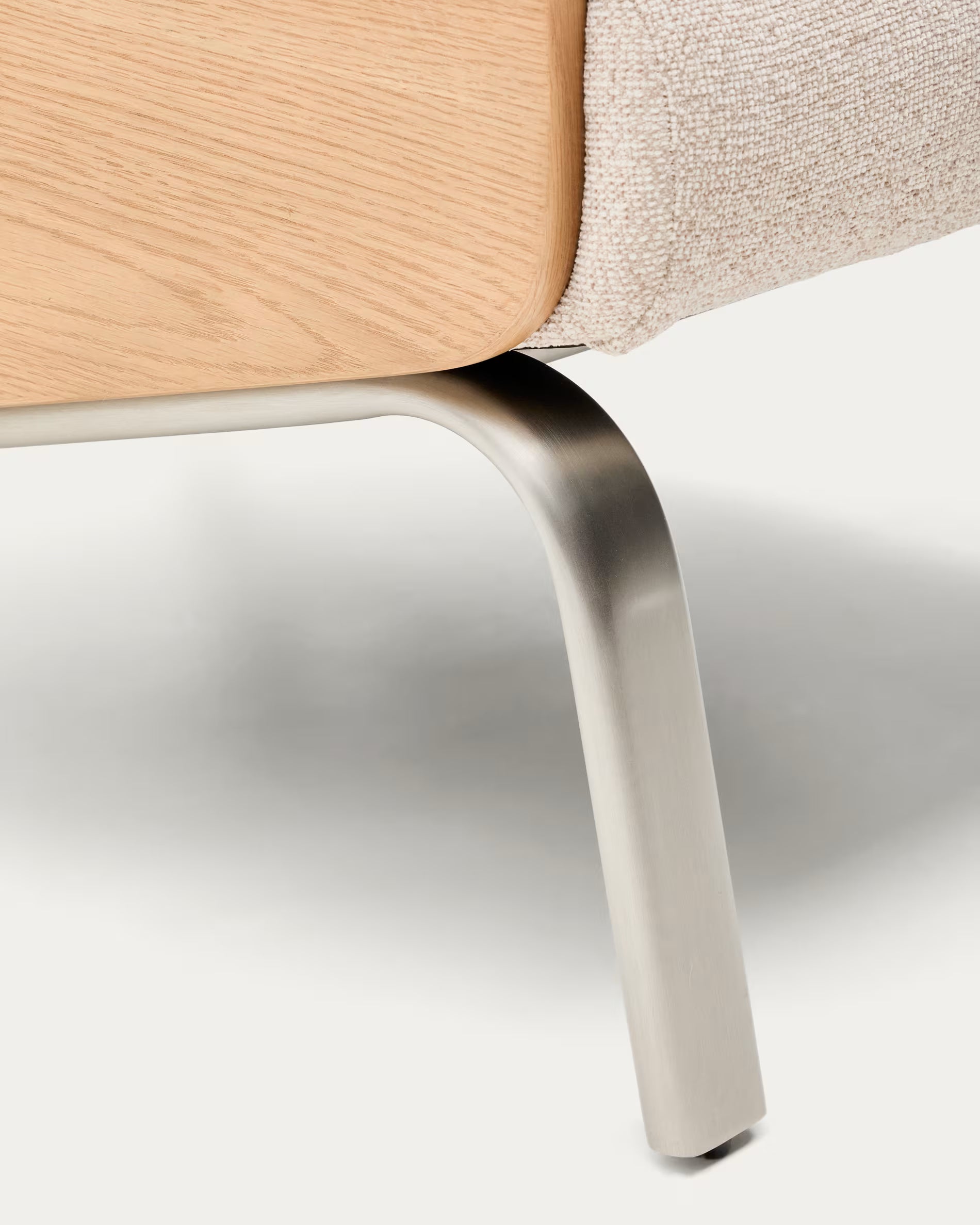 Beige fauteuil AMSEN met eiken multiplex en stalen basis