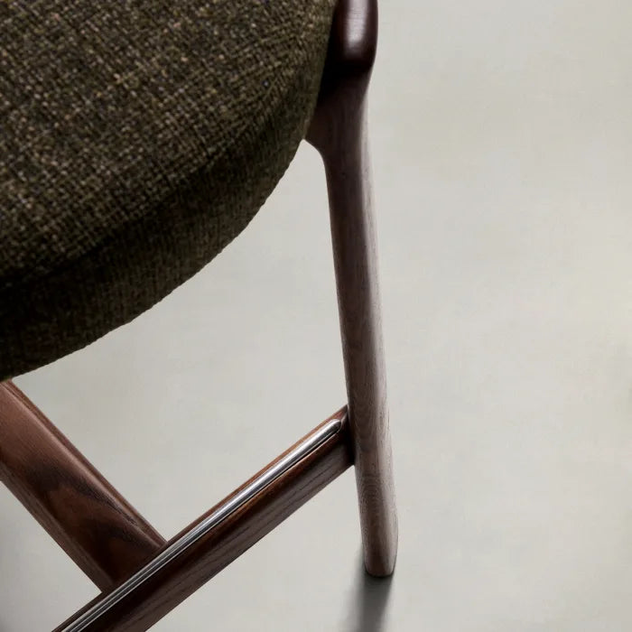 GRANITE grüner Chenille-Hocker mit dunklem Eschenholzgestell