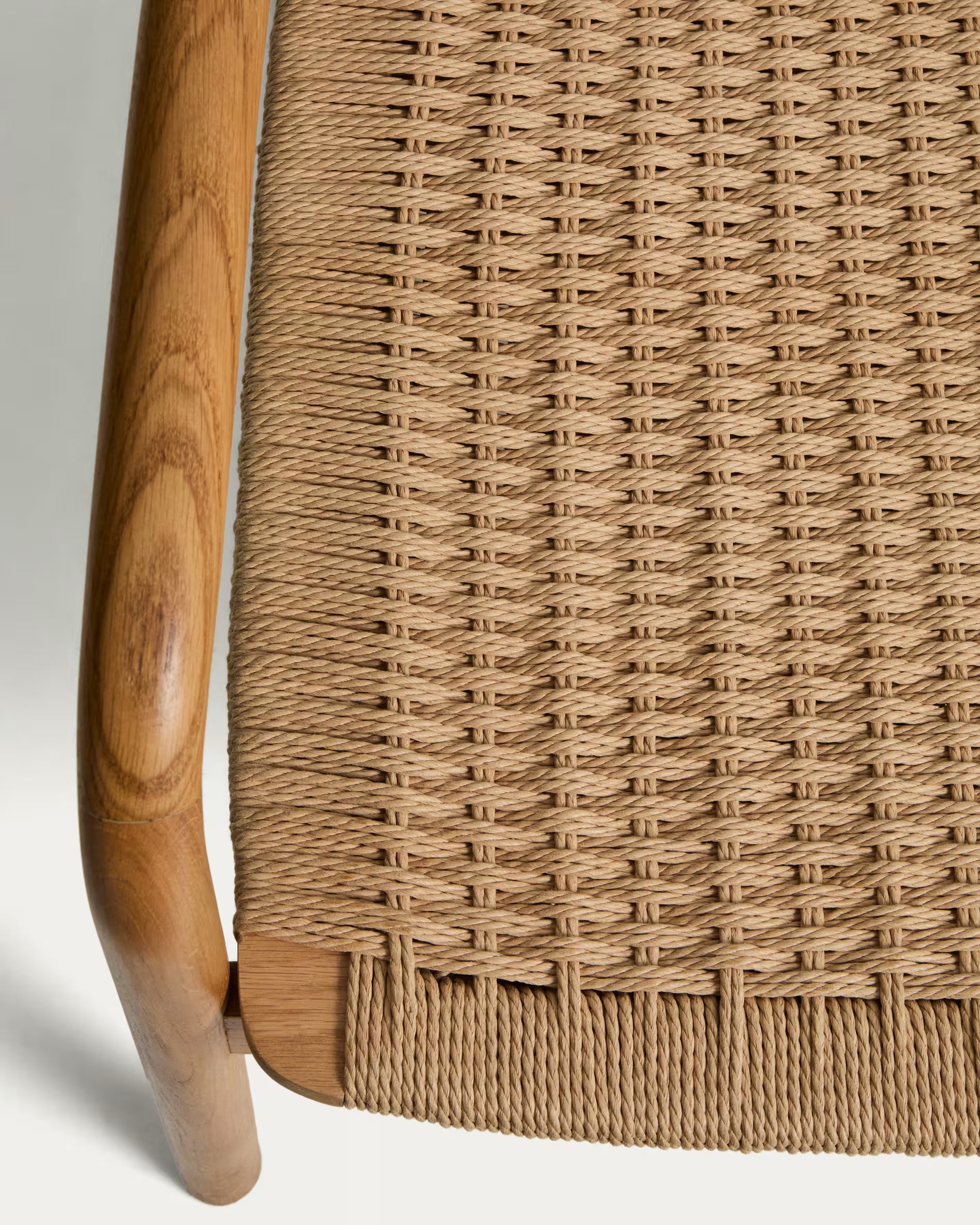Beige DERILE fauteuil met houten basis