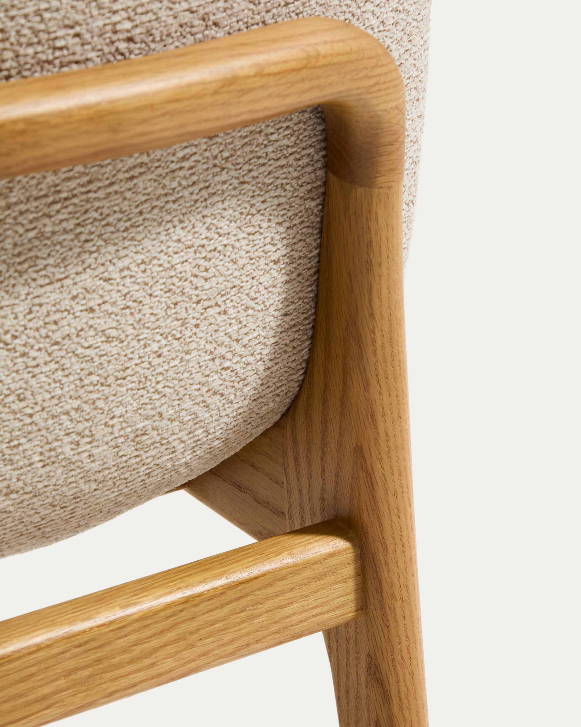 ELNOR stoel beige chenille met eiken basis