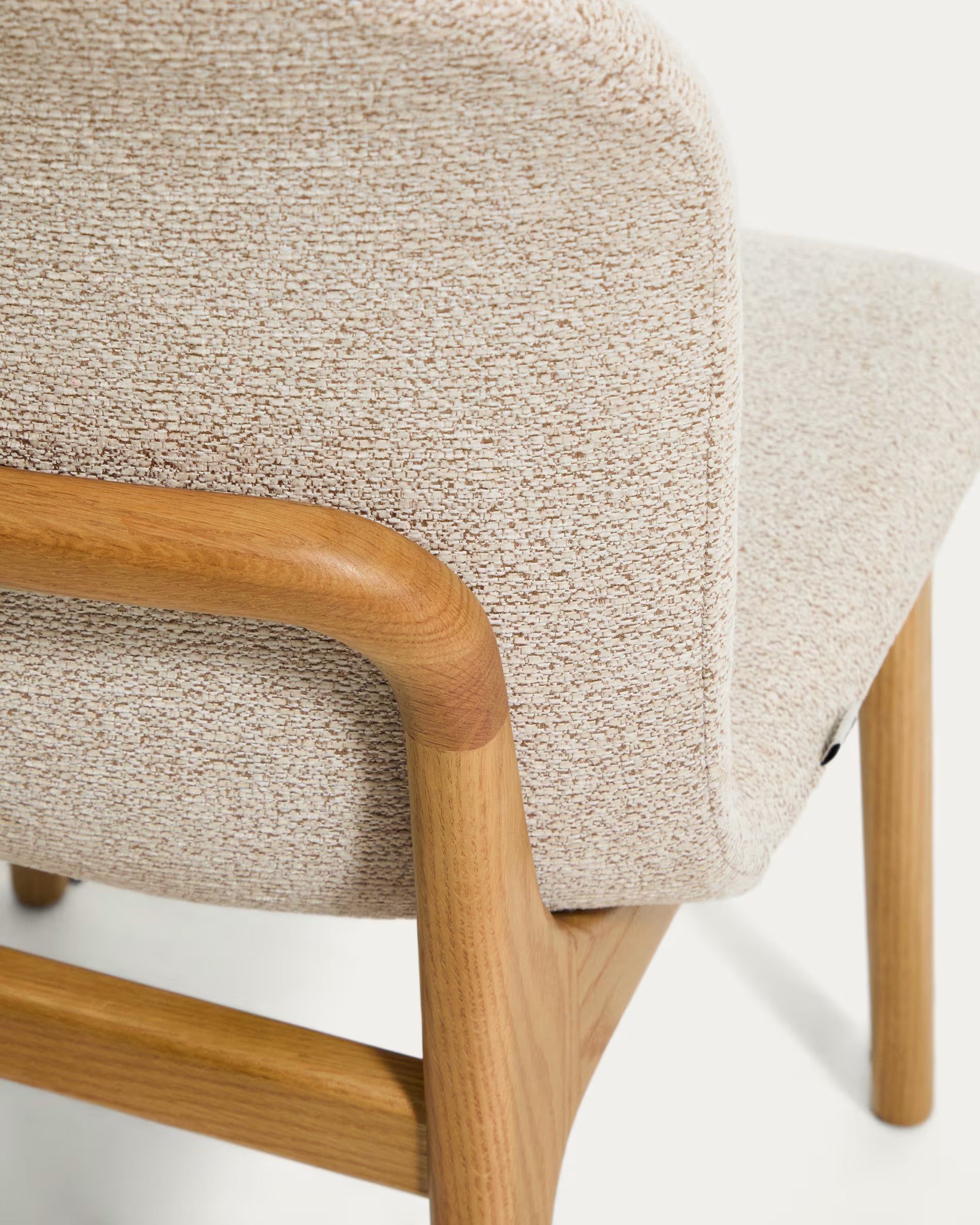 ELNOR stoel beige chenille met eiken basis