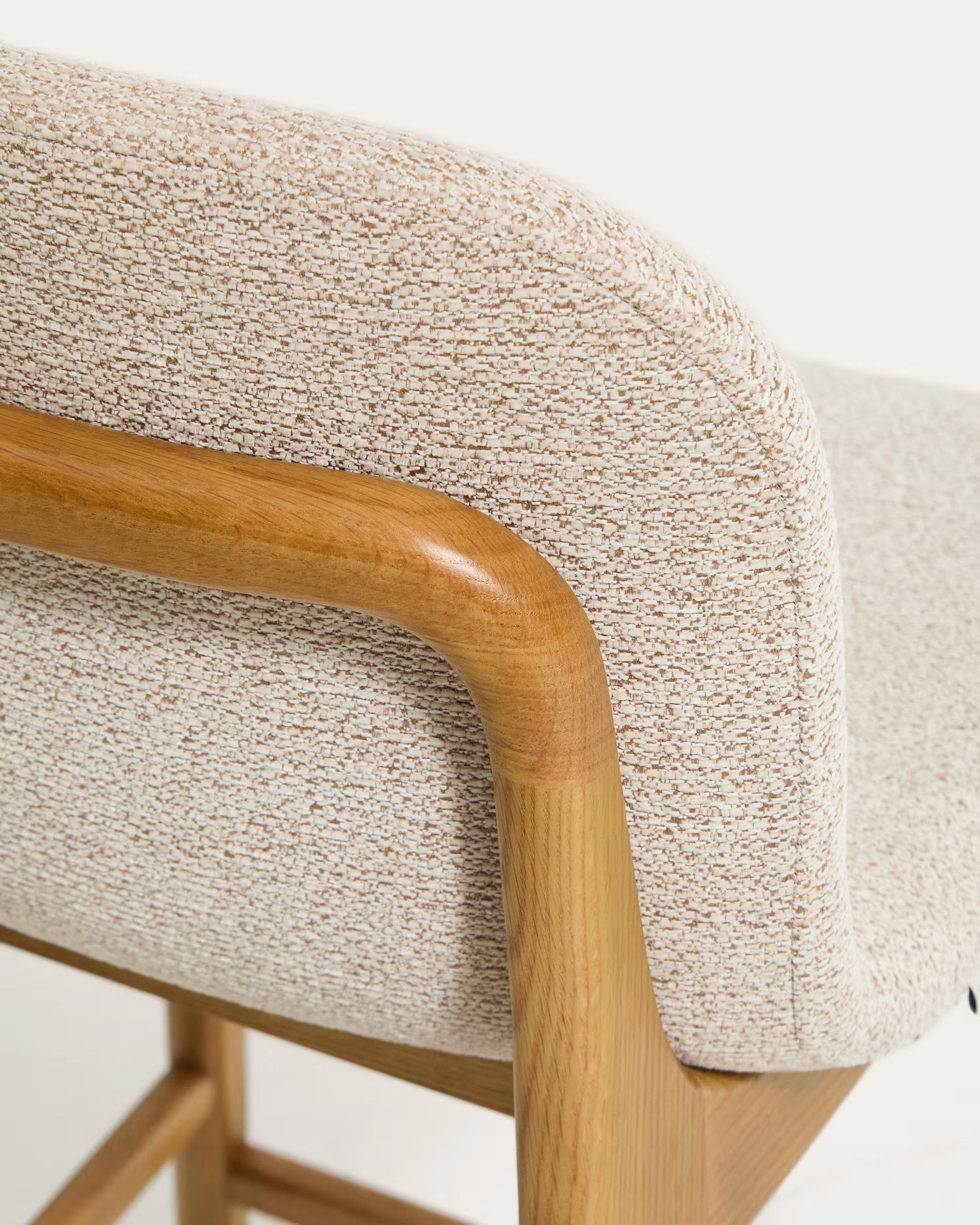 Hocker ELNOR beige chenille met een eiken basis