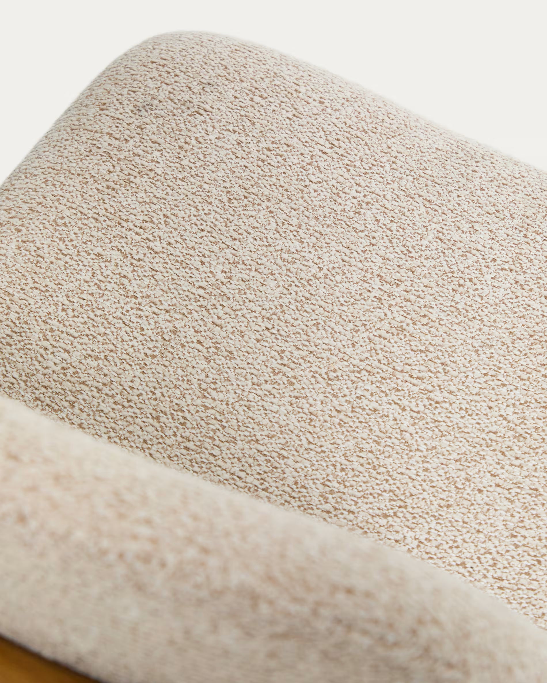 Hocker ELNOR beige chenille met een eiken basis
