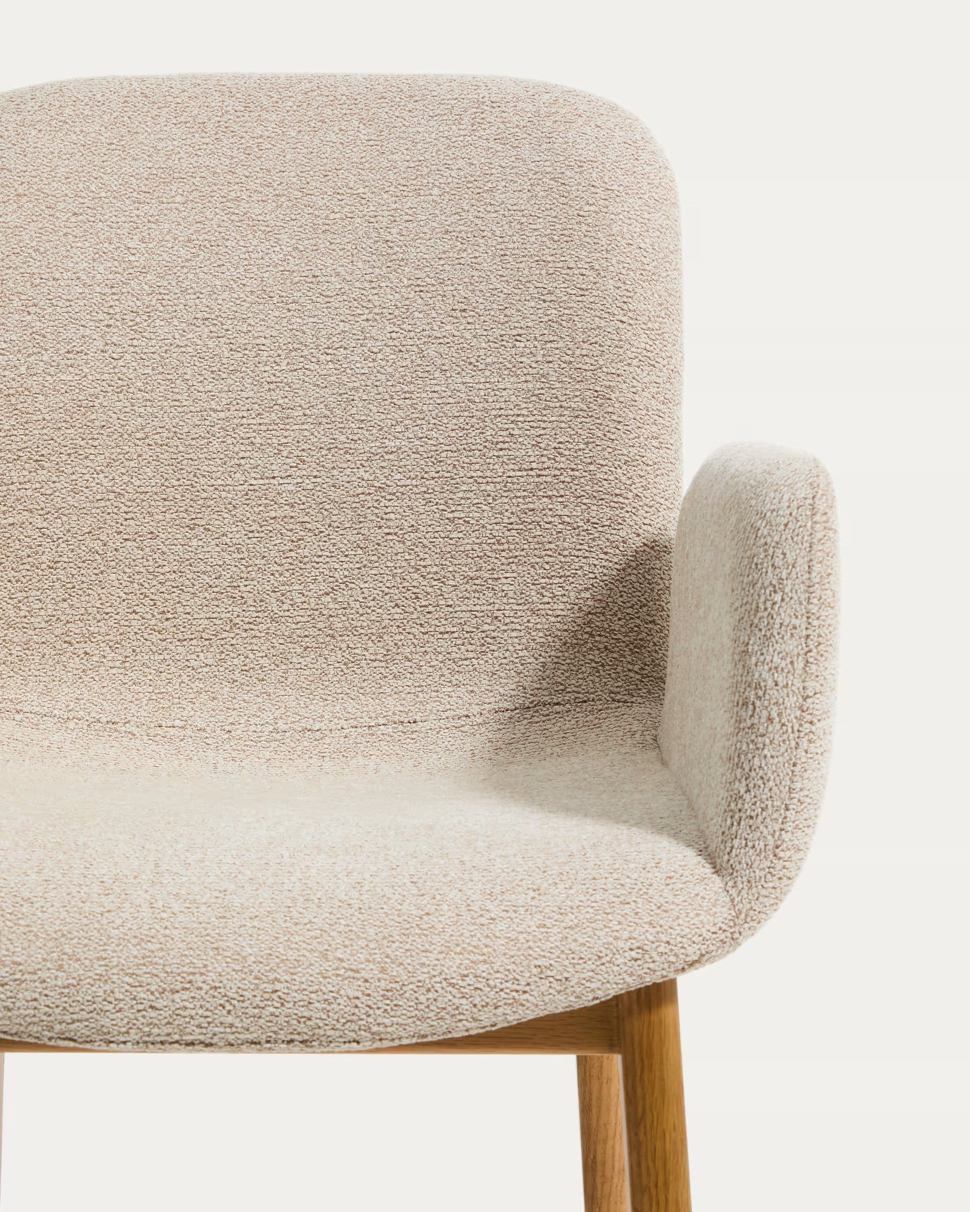 ELNOR fauteuil met armleuningen, beige chenille met een eiken basis.