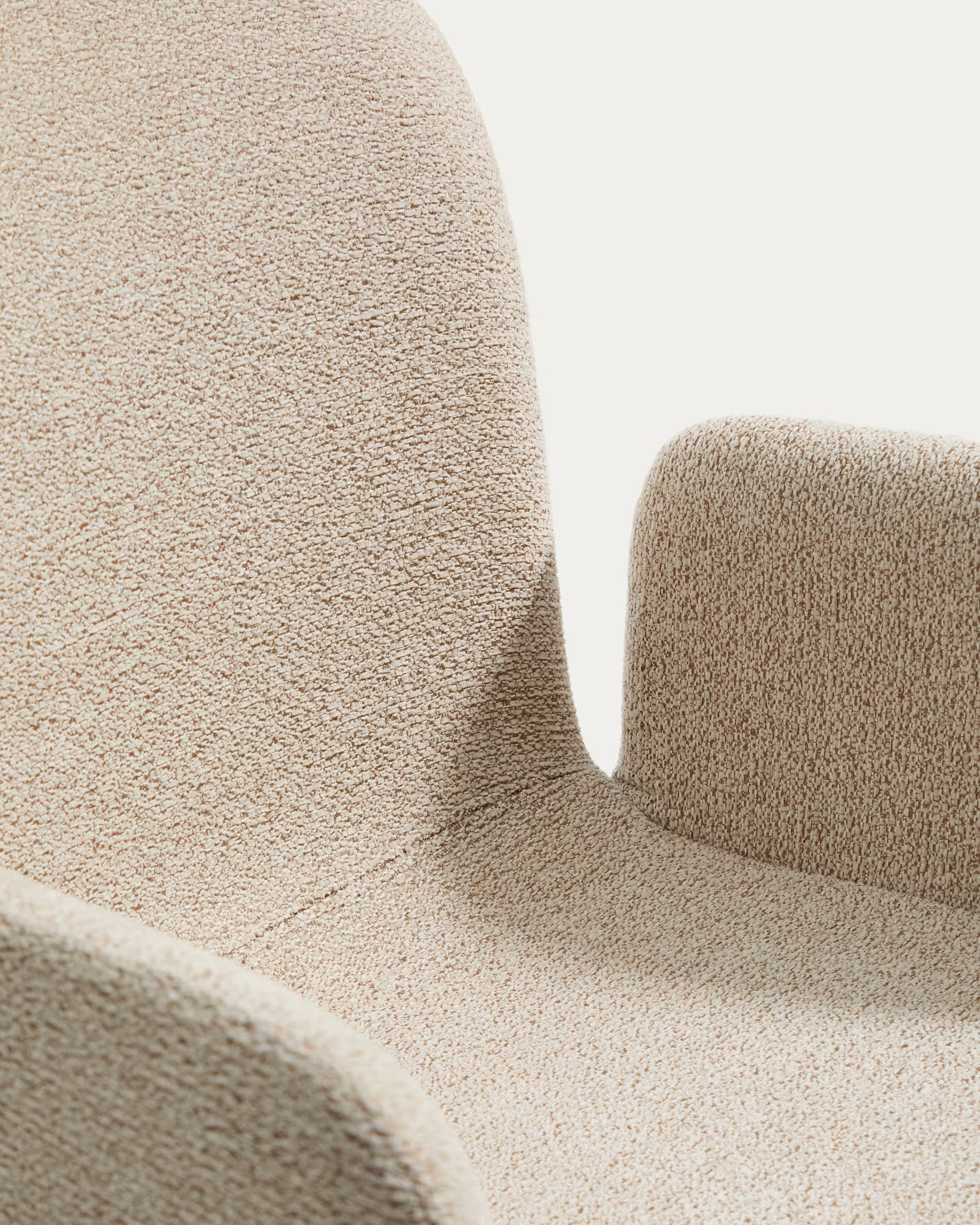 ELNOR fauteuil met armleuningen, beige chenille met een eiken basis.