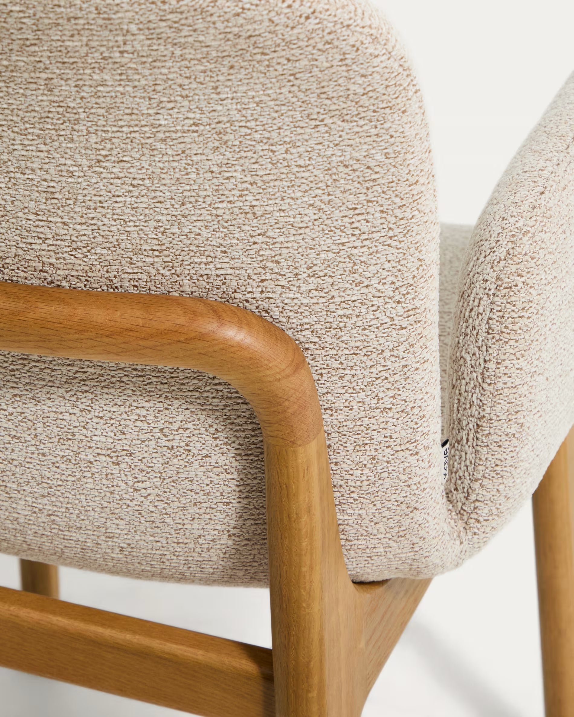 ELNOR fauteuil met armleuningen, beige chenille met een eiken basis.