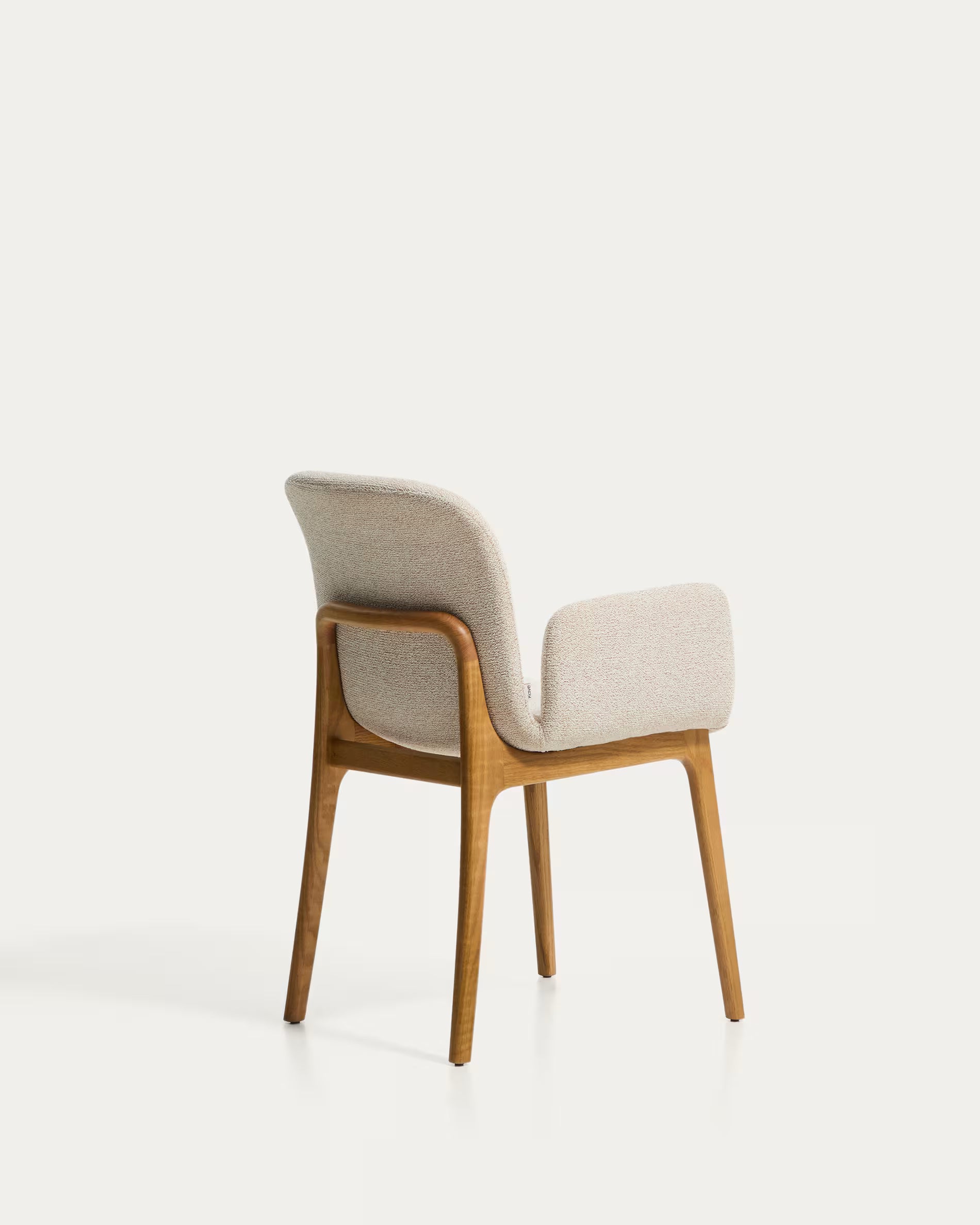 ELNOR fauteuil met armleuningen, beige chenille met een eiken basis.