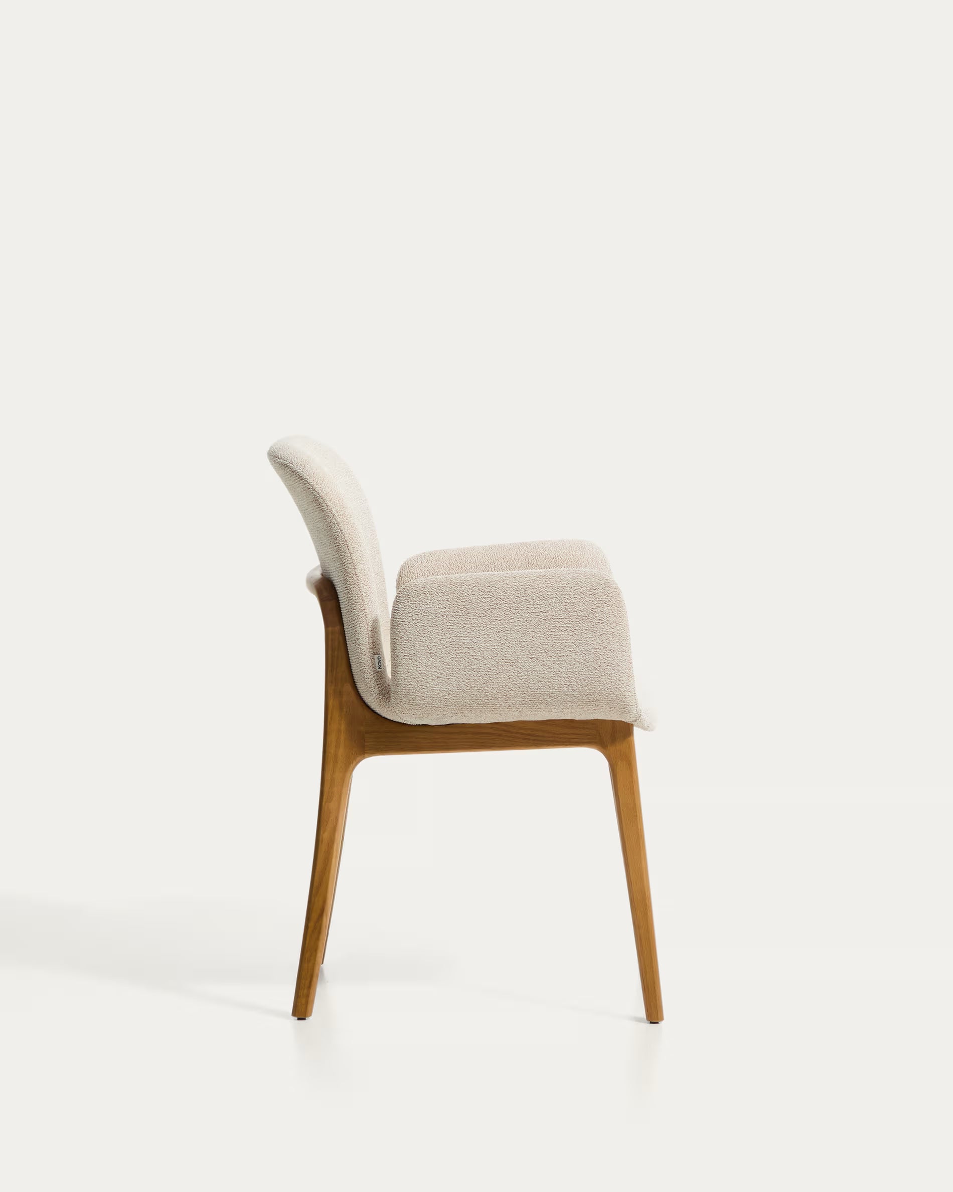 ELNOR fauteuil met armleuningen, beige chenille met een eiken basis.