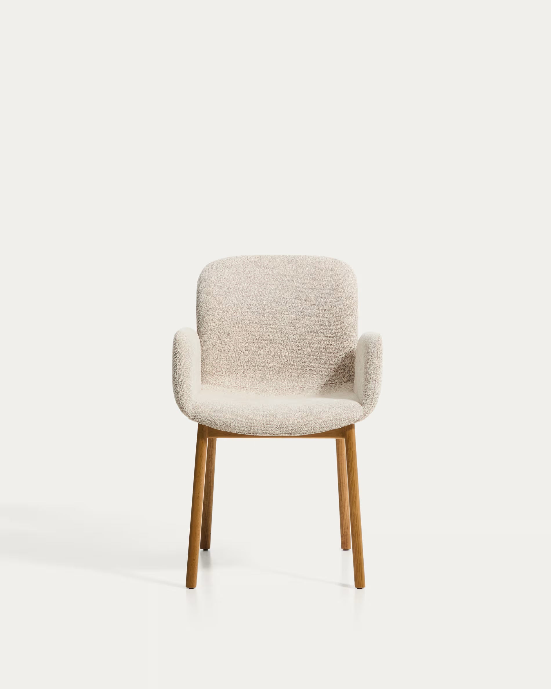 ELNOR fauteuil met armleuningen, beige chenille met een eiken basis.
