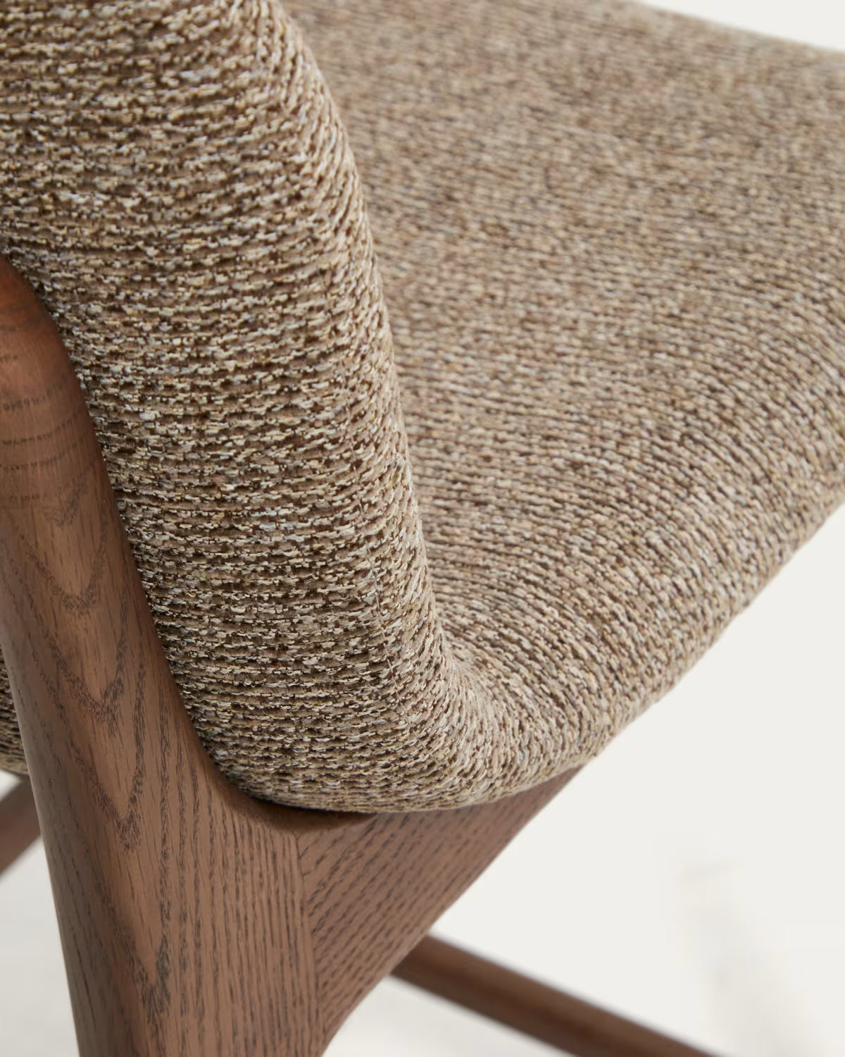 Hocker ELNOR bruin chenille met een eiken basis