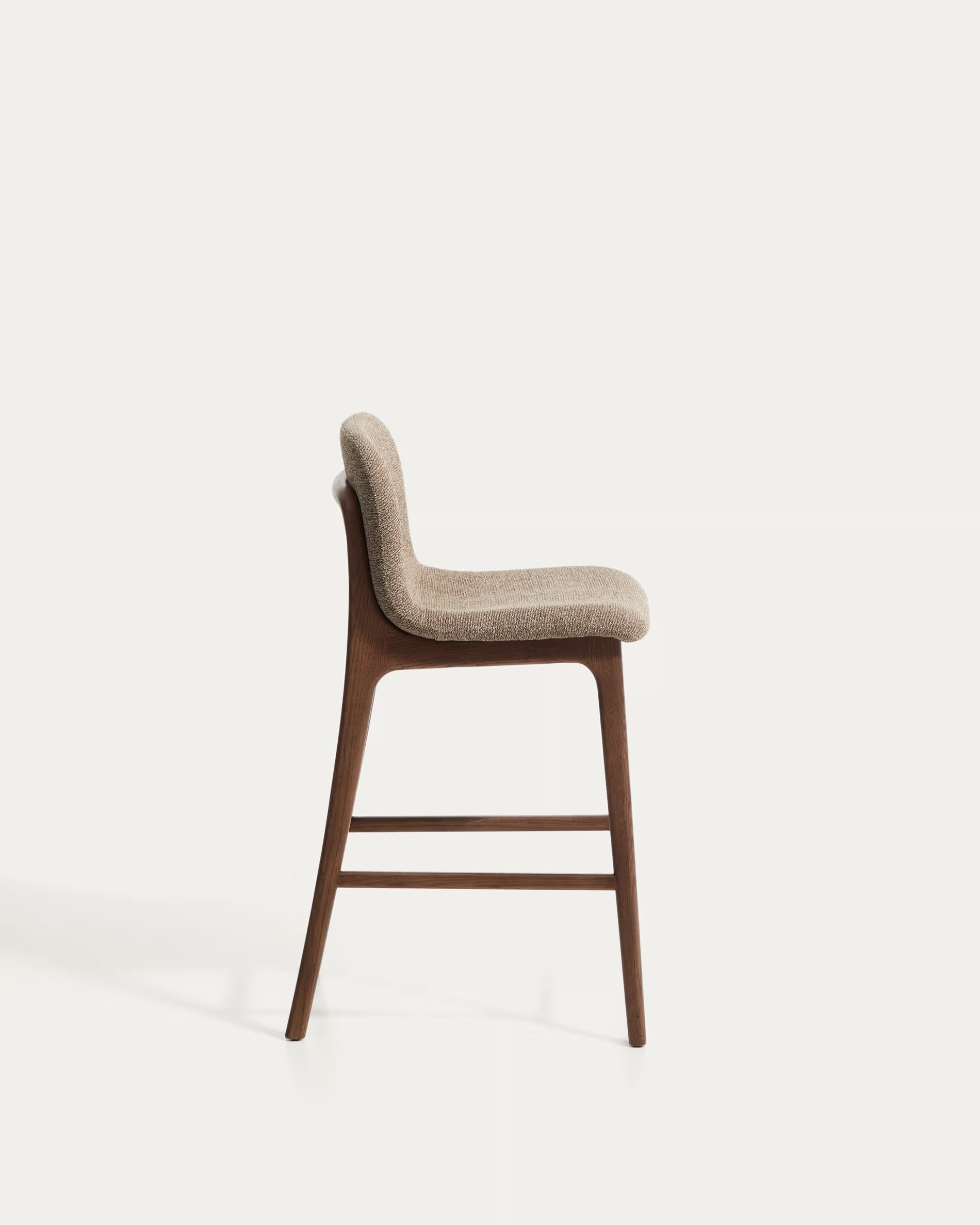 Hocker ELNOR bruin chenille met een eiken basis