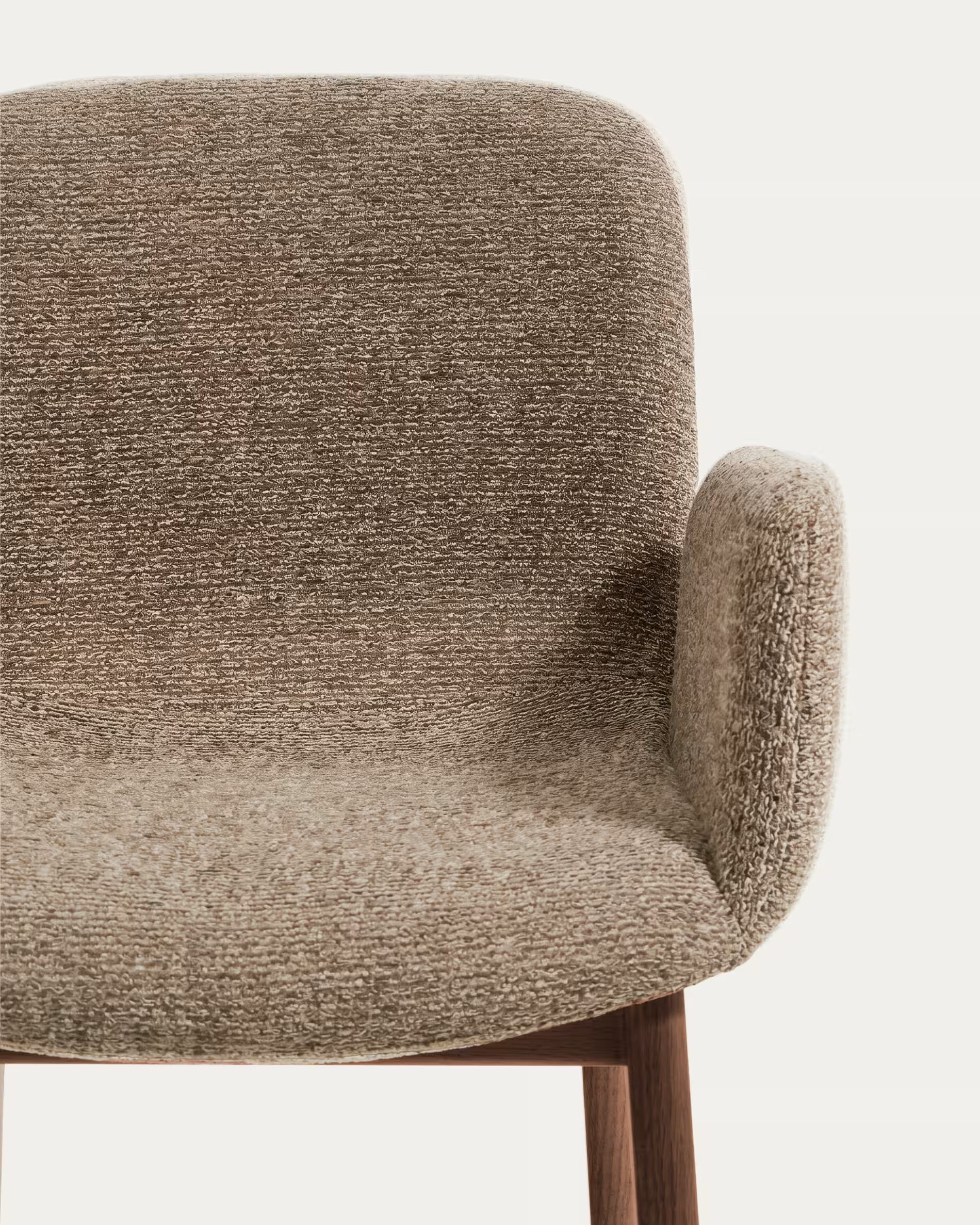 ELNOR fauteuil met armleuningen, bruin chenille met een eiken basis.