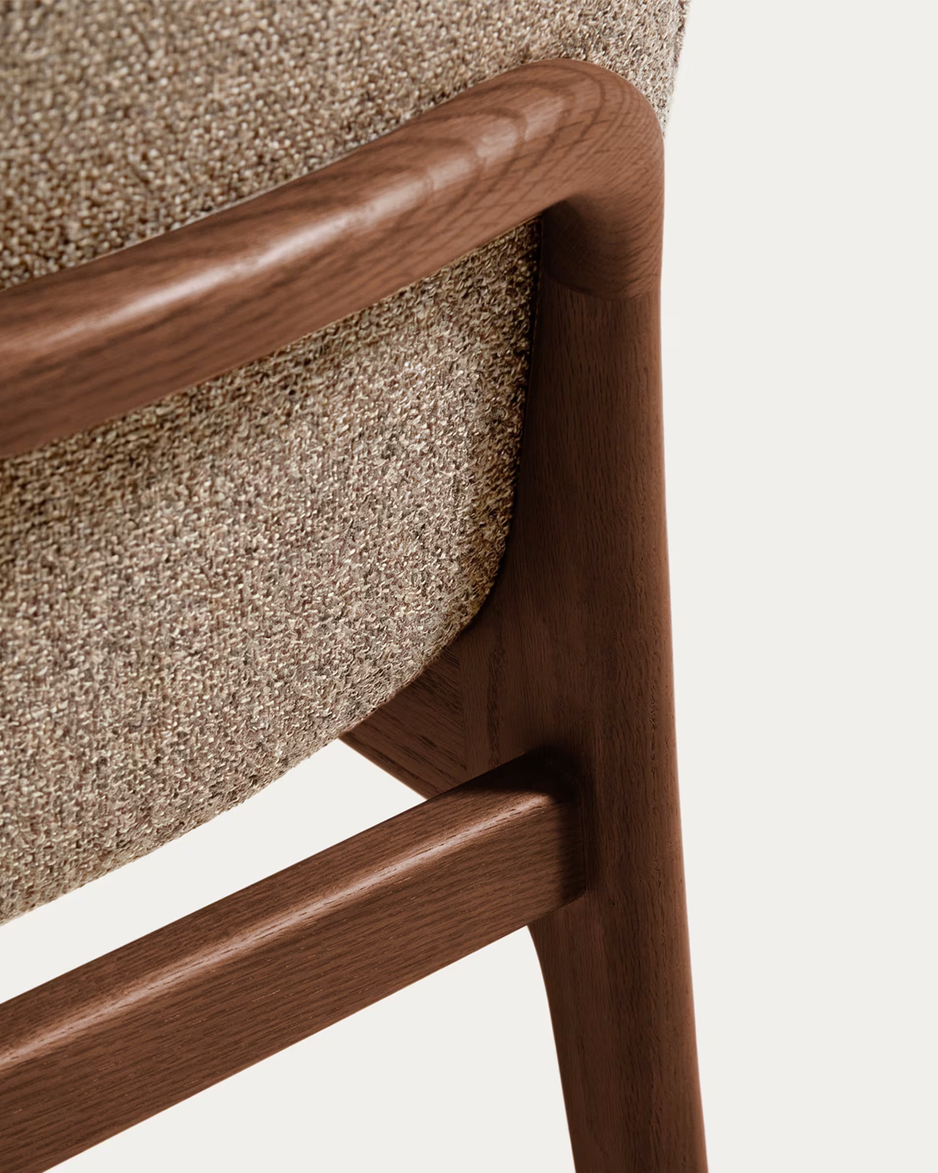 ELNOR fauteuil met armleuningen, bruin chenille met een eiken basis.