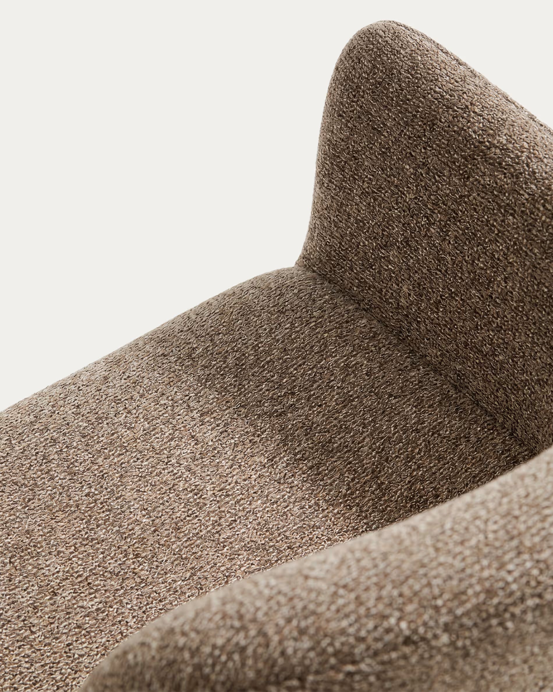 ELNOR fauteuil met armleuningen, bruin chenille met een eiken basis.