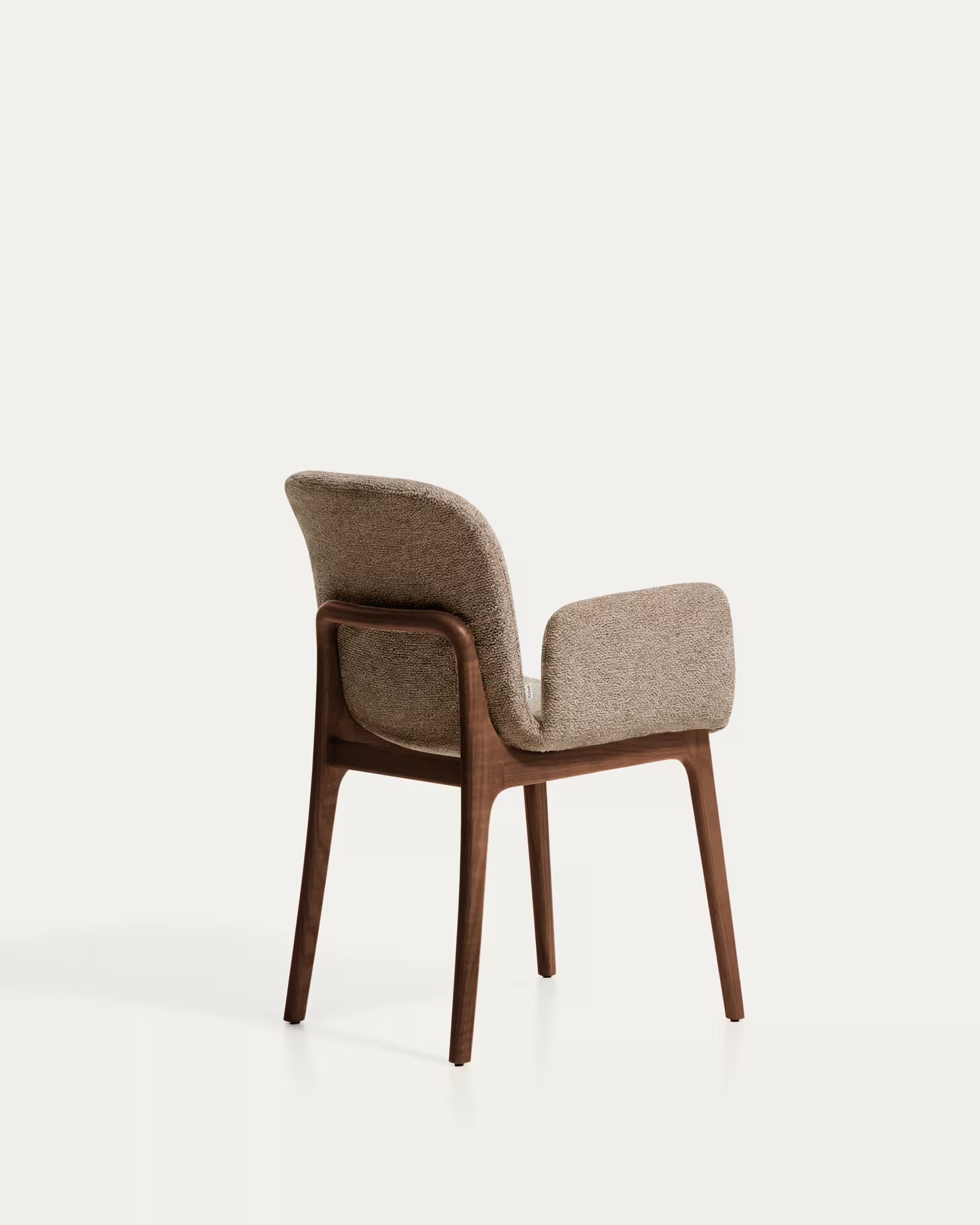 ELNOR fauteuil met armleuningen, bruin chenille met een eiken basis.