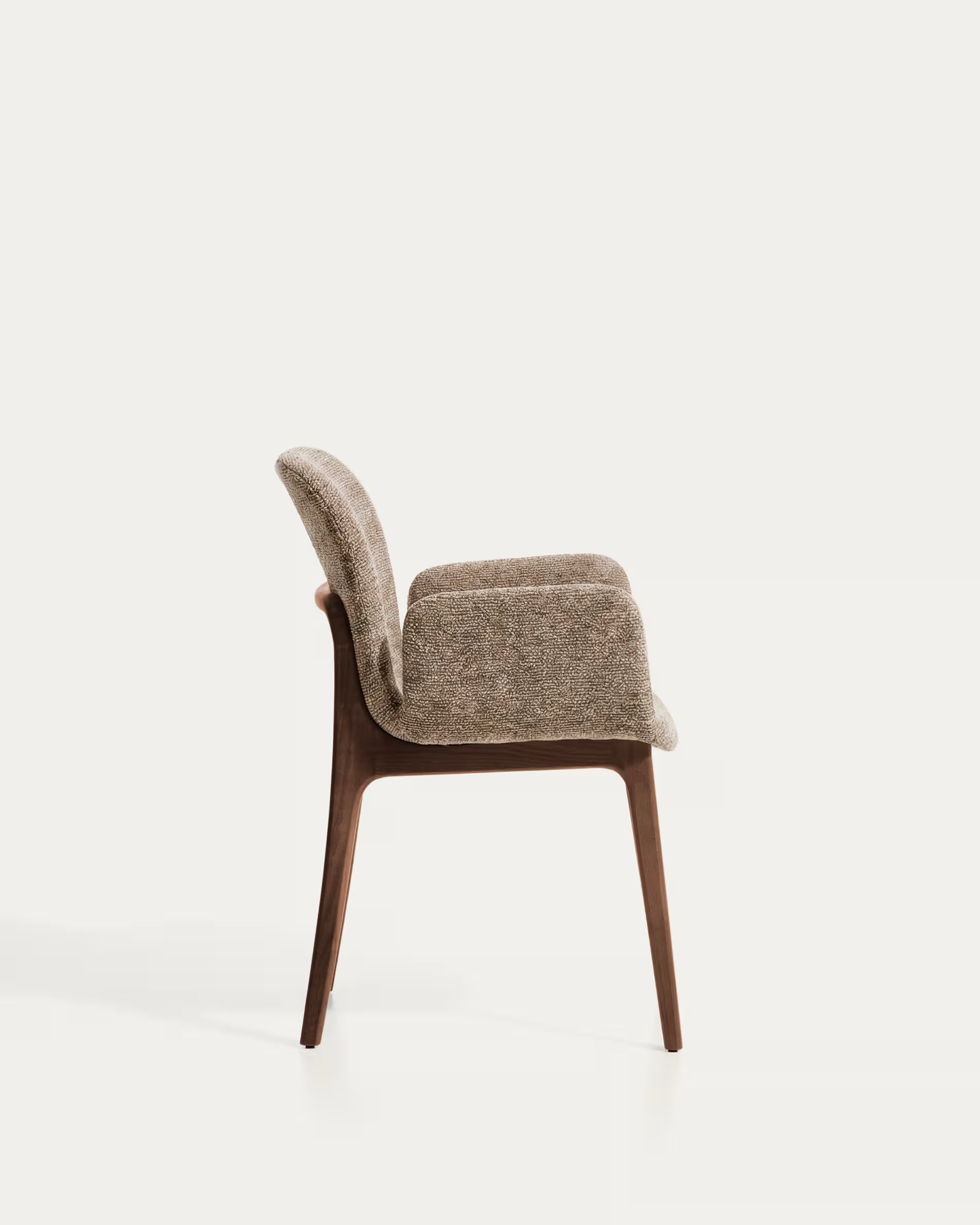 ELNOR fauteuil met armleuningen, bruin chenille met een eiken basis.
