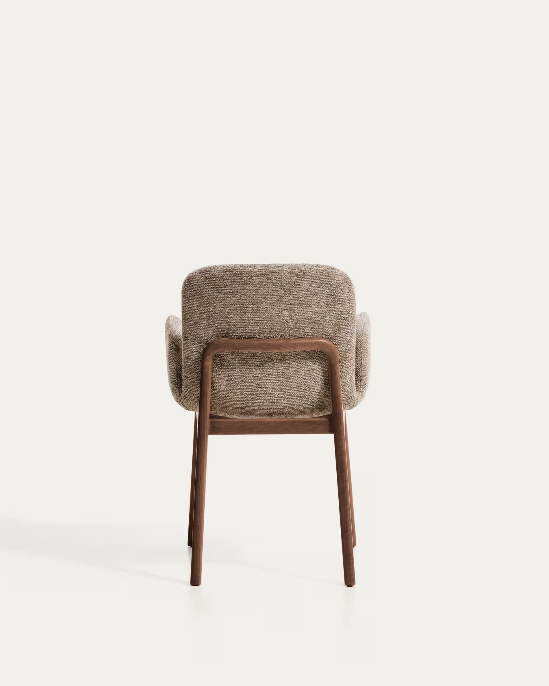 ELNOR fauteuil met armleuningen, bruin chenille met een eiken basis.