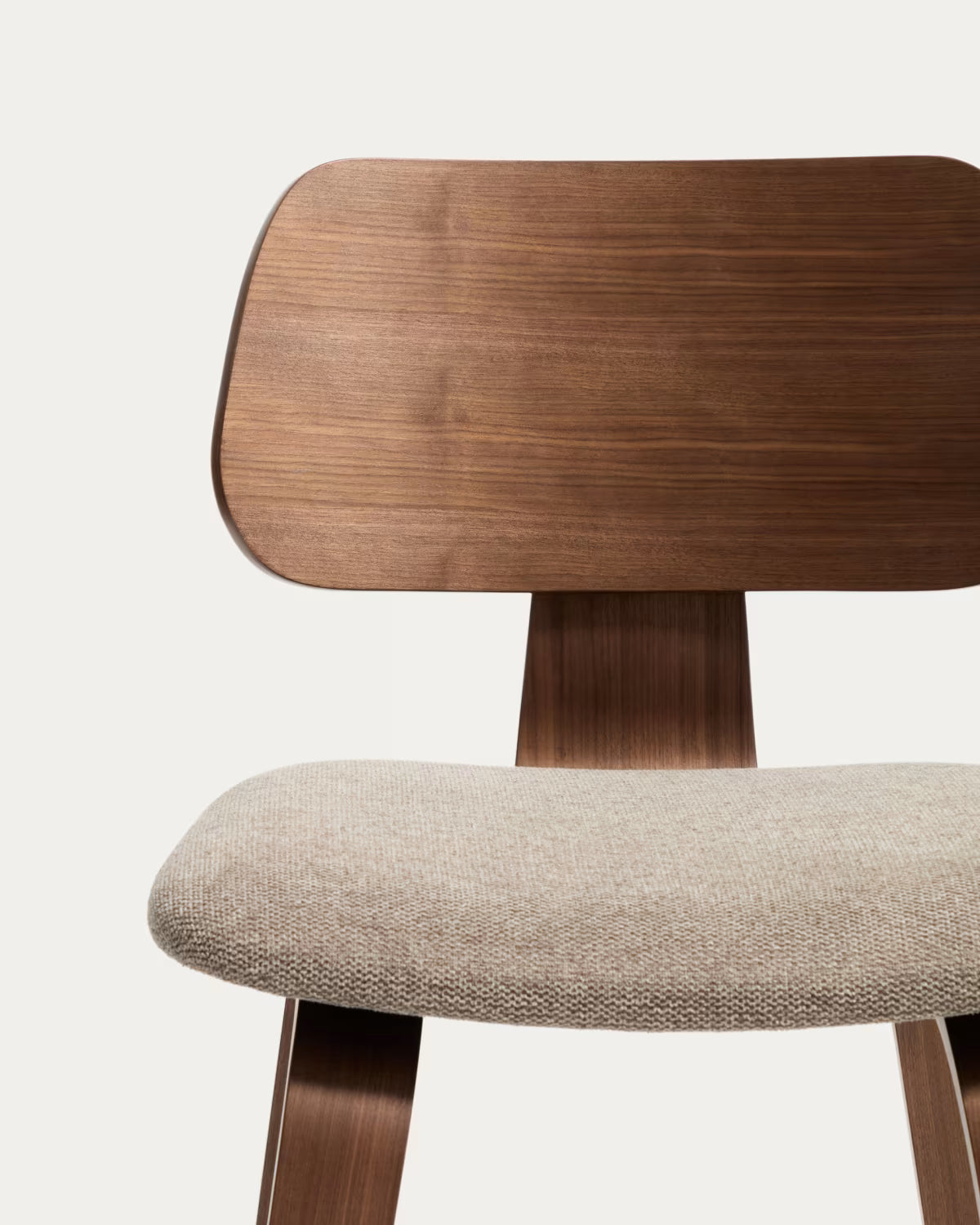 Barkruk GENA beige chenille met een gefineerde notenhouten basis