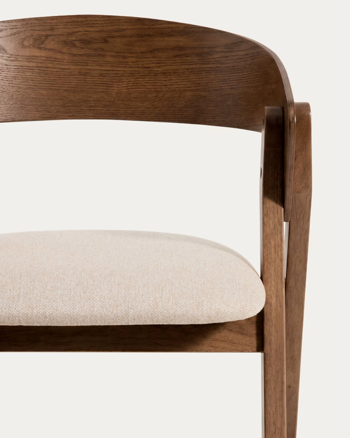 Barkruk GODIA in beige chenille met een donkere gefineerde eiken basis
