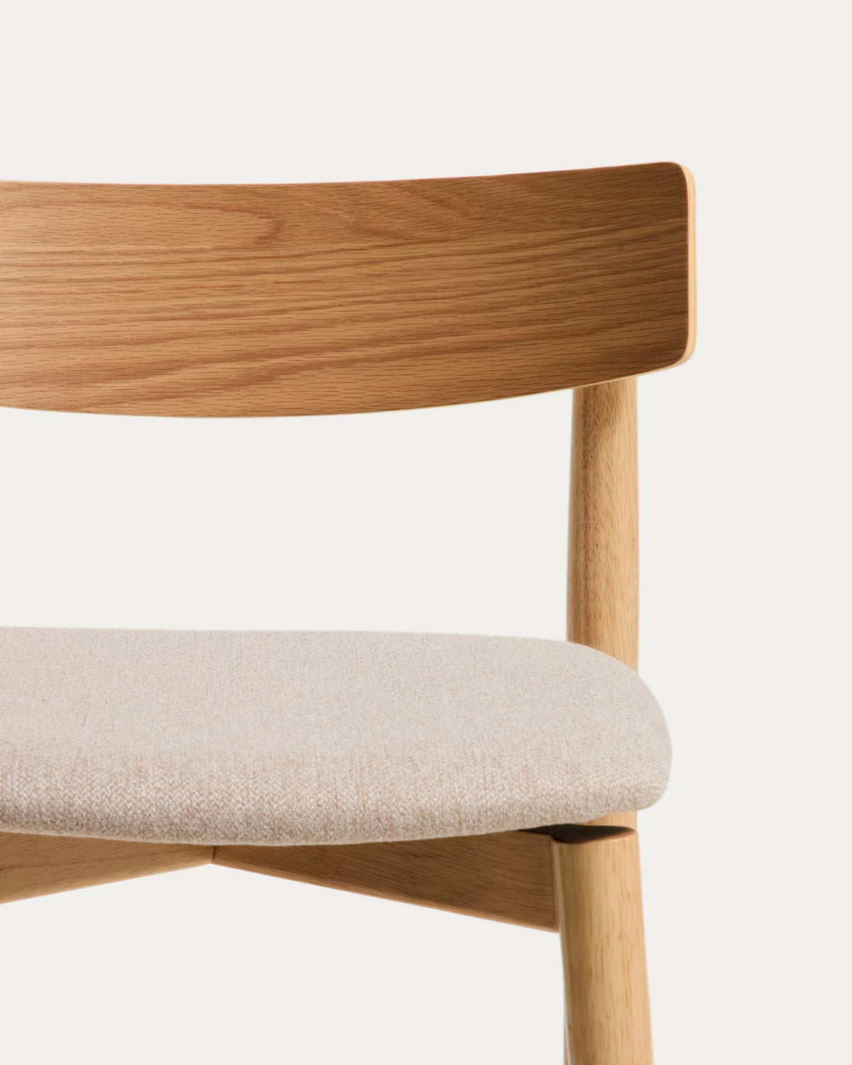Barstoel EVERA beige chenille met een gefineerde eiken basis