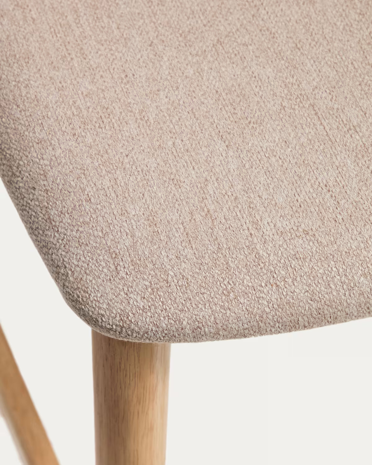 Barstoel EVERA beige chenille met een gefineerde eiken basis