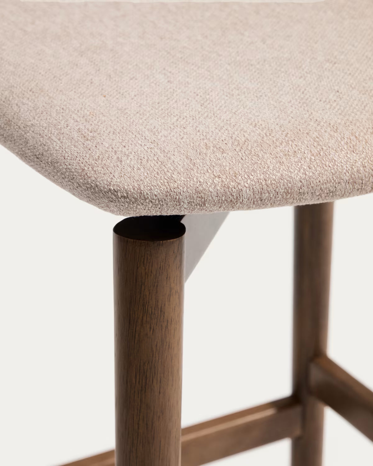 Hocker EVERA beige chenille met een donkere gefineerde eiken basis