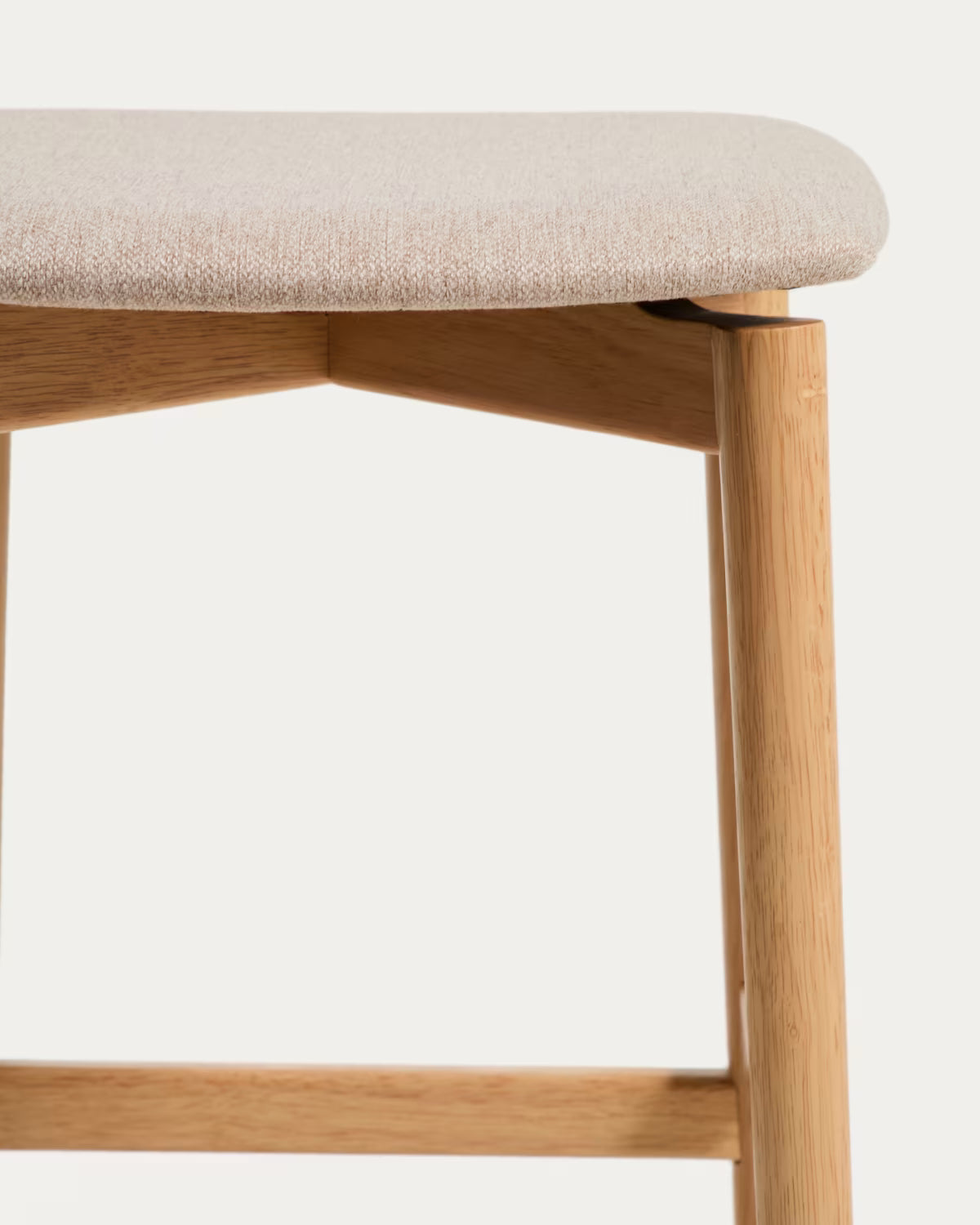 Hocker EVERA beige chenille met een gefineerde eiken basis