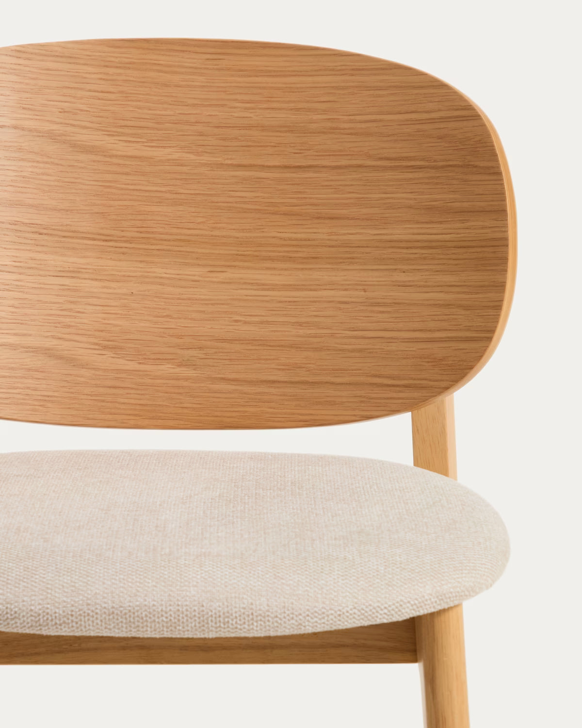 Beige LUDARA stoel van chenille met een gefineerde eiken basis